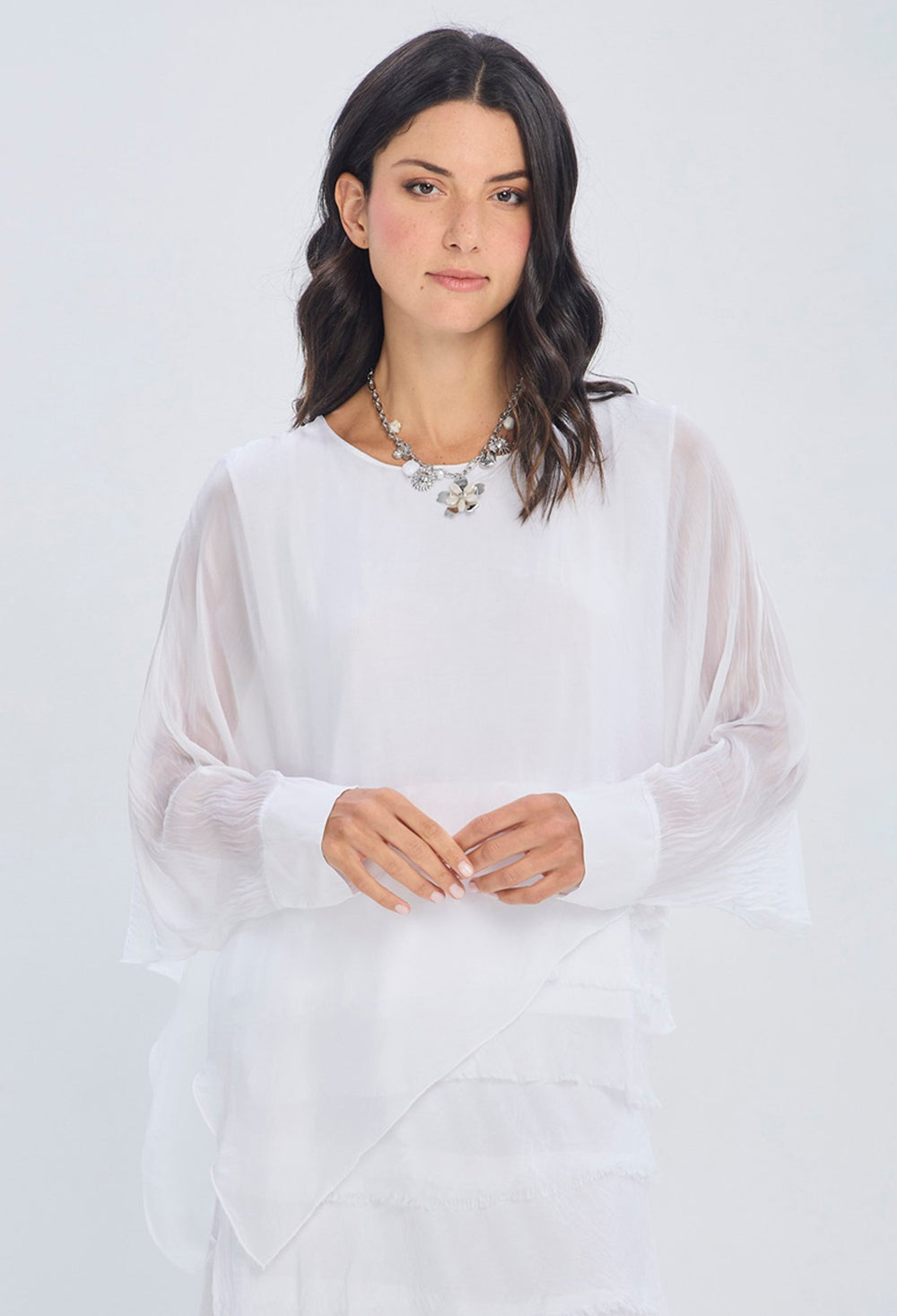 Blusa fluida blanca manga larga con transparencia y puno plisado en viscosa elastano talla única BYBLA