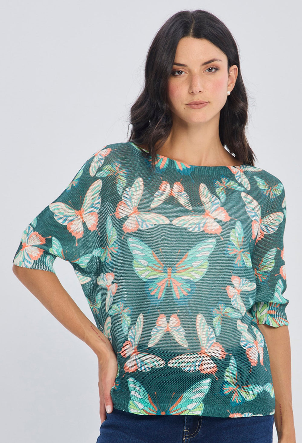 Blusa tejida verde con estampado de mariposas coral y turquesa manga tres cuartos en poliéster viscosa BYBLA