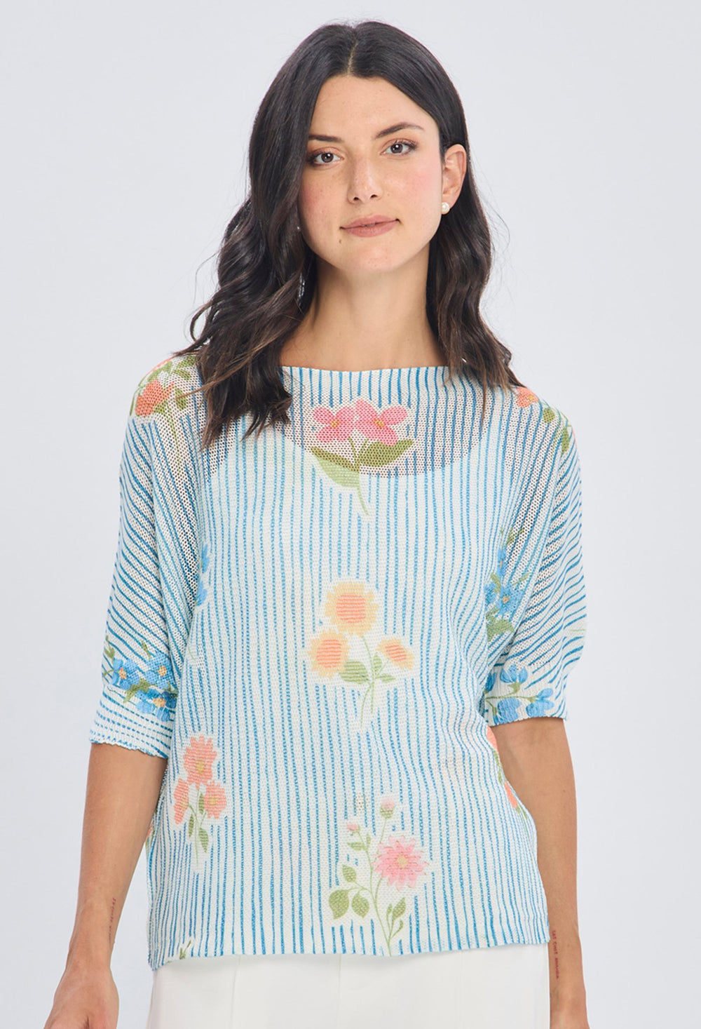 Blusa tejida blanca con estampado floral sobre rayas azules manga tres cuartos en poliéster viscosa BYBLA