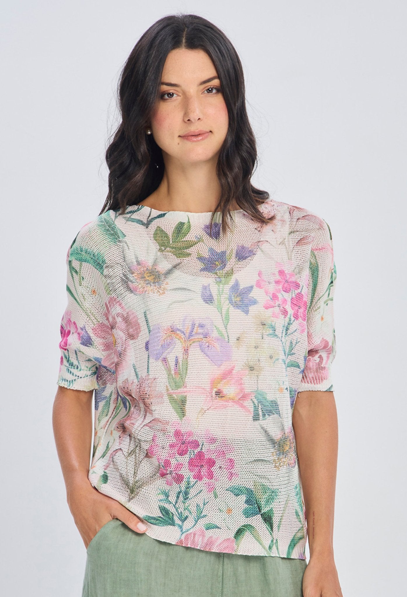 Blusa tejida beige con estampado botánico flores silvestres rosa y lila manga tres cuartos poliéster viscosa BYBLA