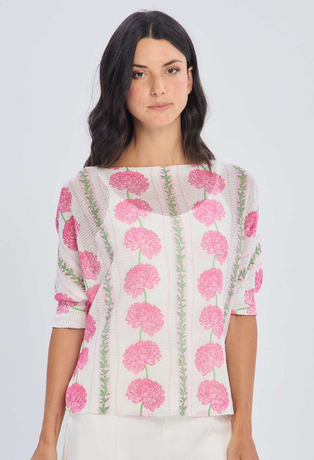 Blusa tejida blanca con estampado de claveles rosa en hileras manga tres cuartos en poliéster viscosa BYBLA