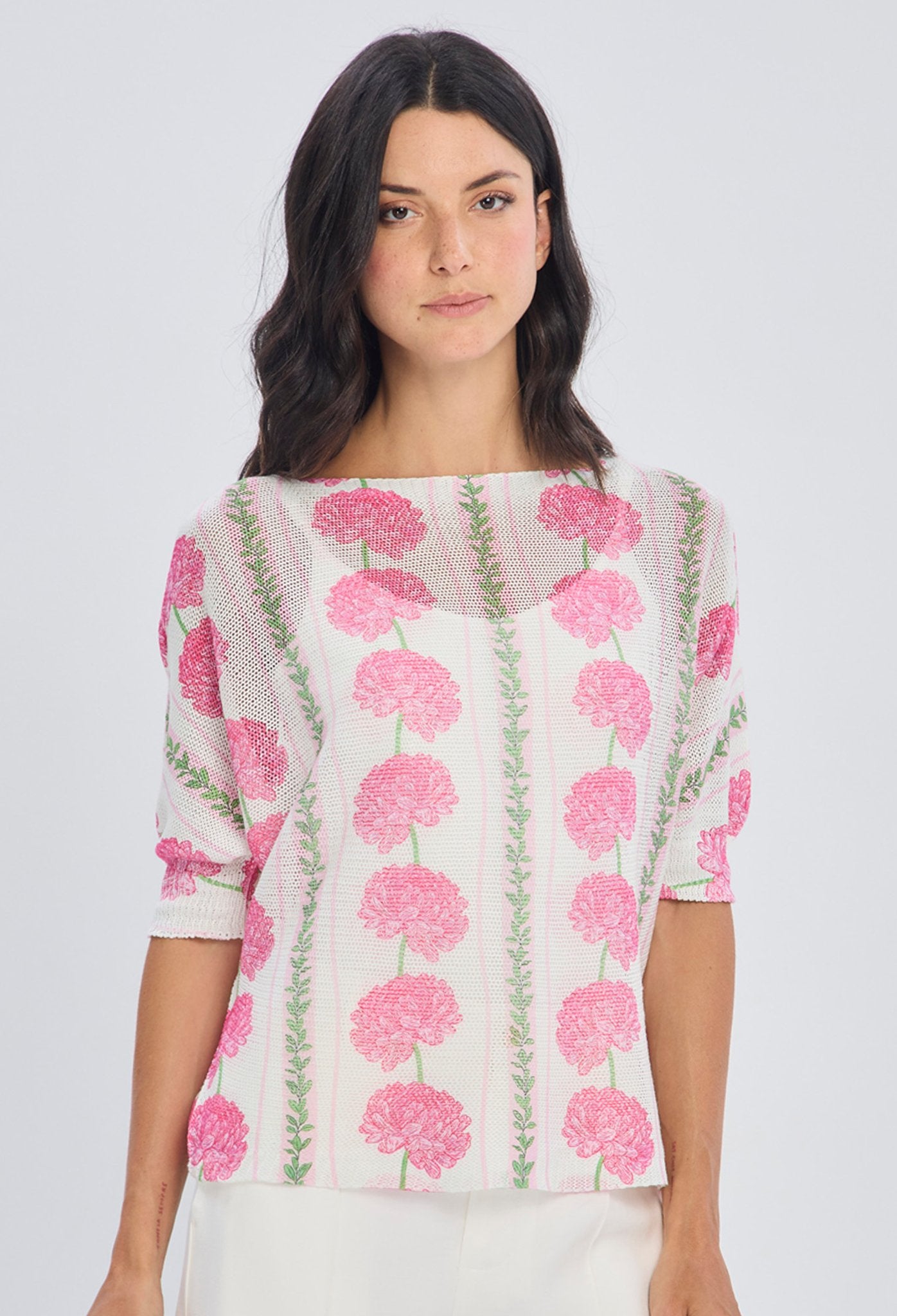 Blusa tejida blanca con estampado de claveles rosa en hileras manga tres cuartos en poliéster viscosa BYBLA