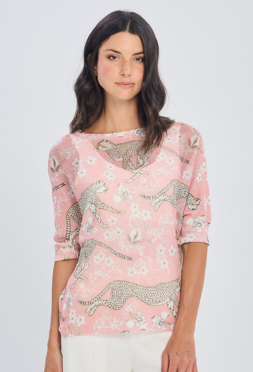Blusa manga tres cuartos estampado leopardo con flores fondo rosa silueta relajada cuello bote para mujer