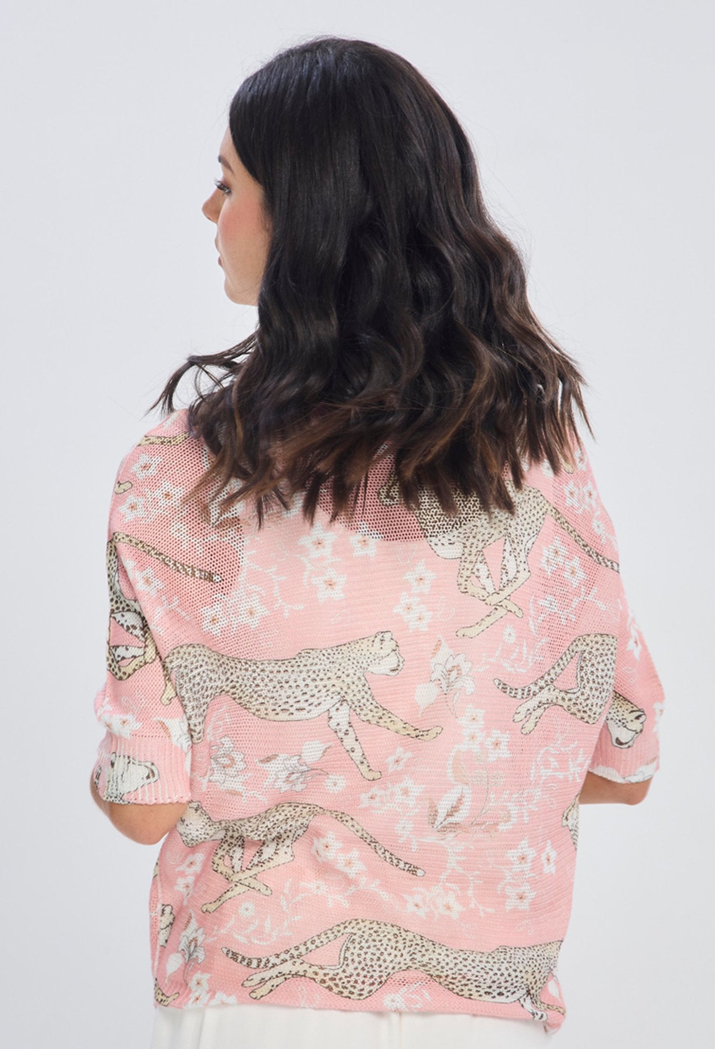 Blusa manga tres cuartos estampado leopardo con flores fondo rosa silueta relajada cuello bote para mujer - vista 3