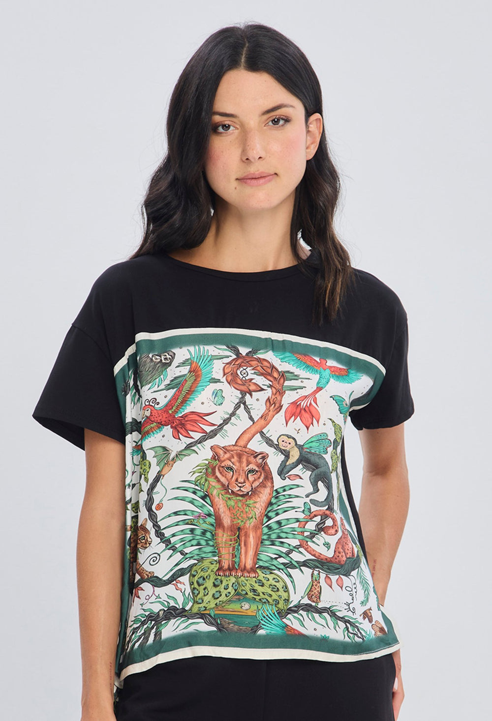 Blusa negra con estampado tropical de selva manga corta para mujer BYBLA