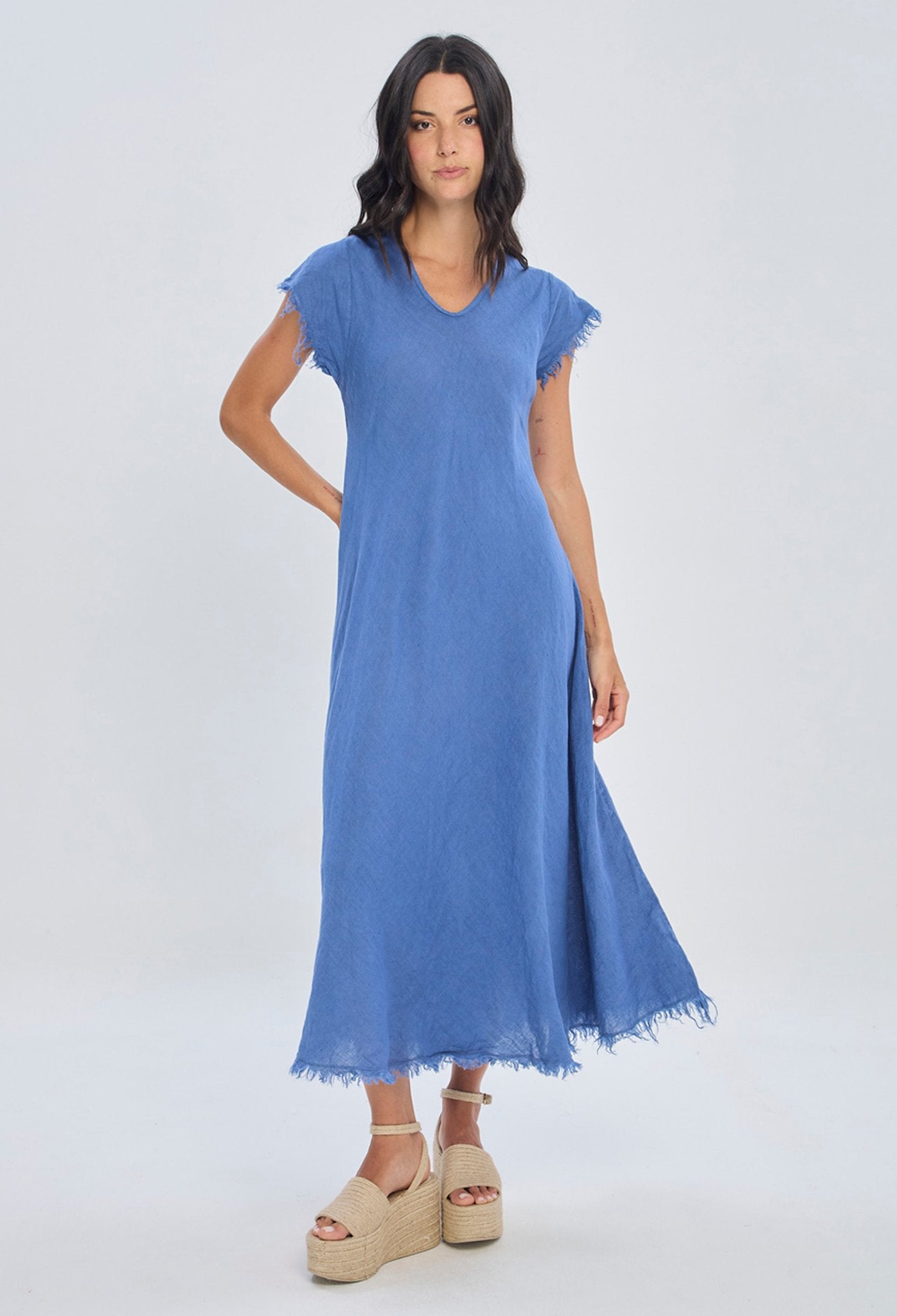 Vestido midi con flecos en mangas y bajo corte evasee para mujer BYBLA