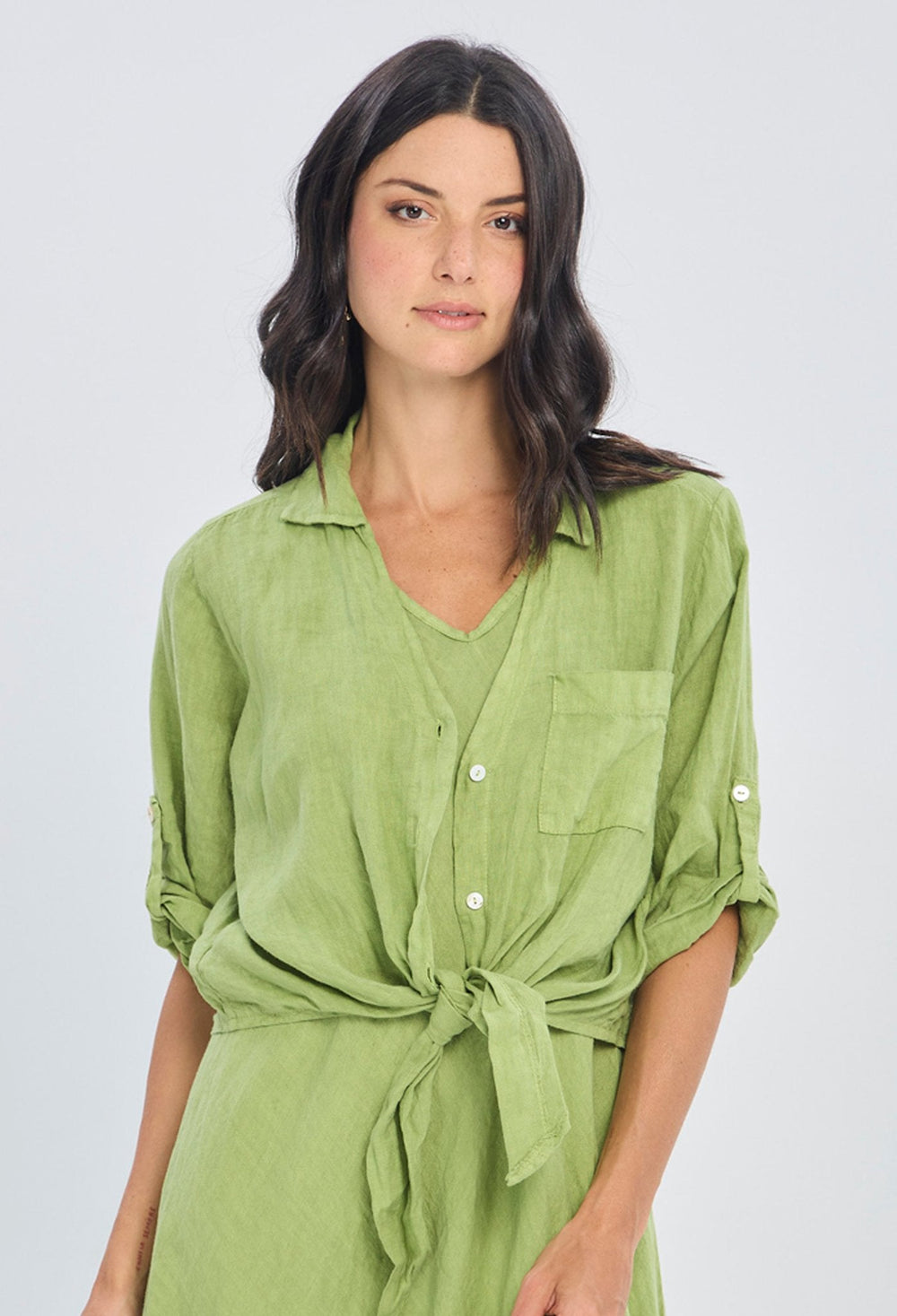 Blusa camisera verde viscosa con anudado frontal para mujer BYBLA - VERDES
