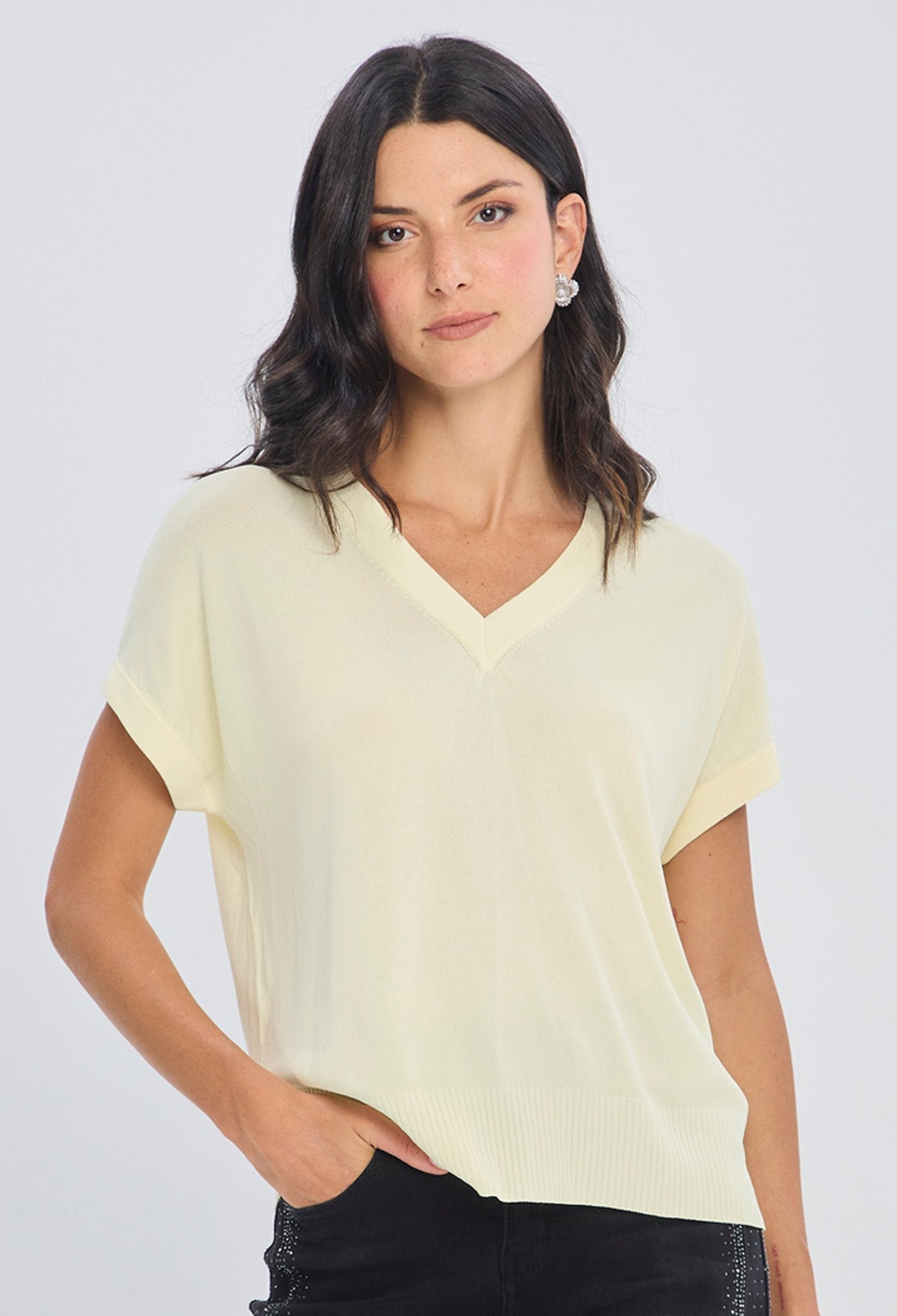 Blusa amarilla de cuello en V y manga corta tipo japonesa en poliéster con corte amplio