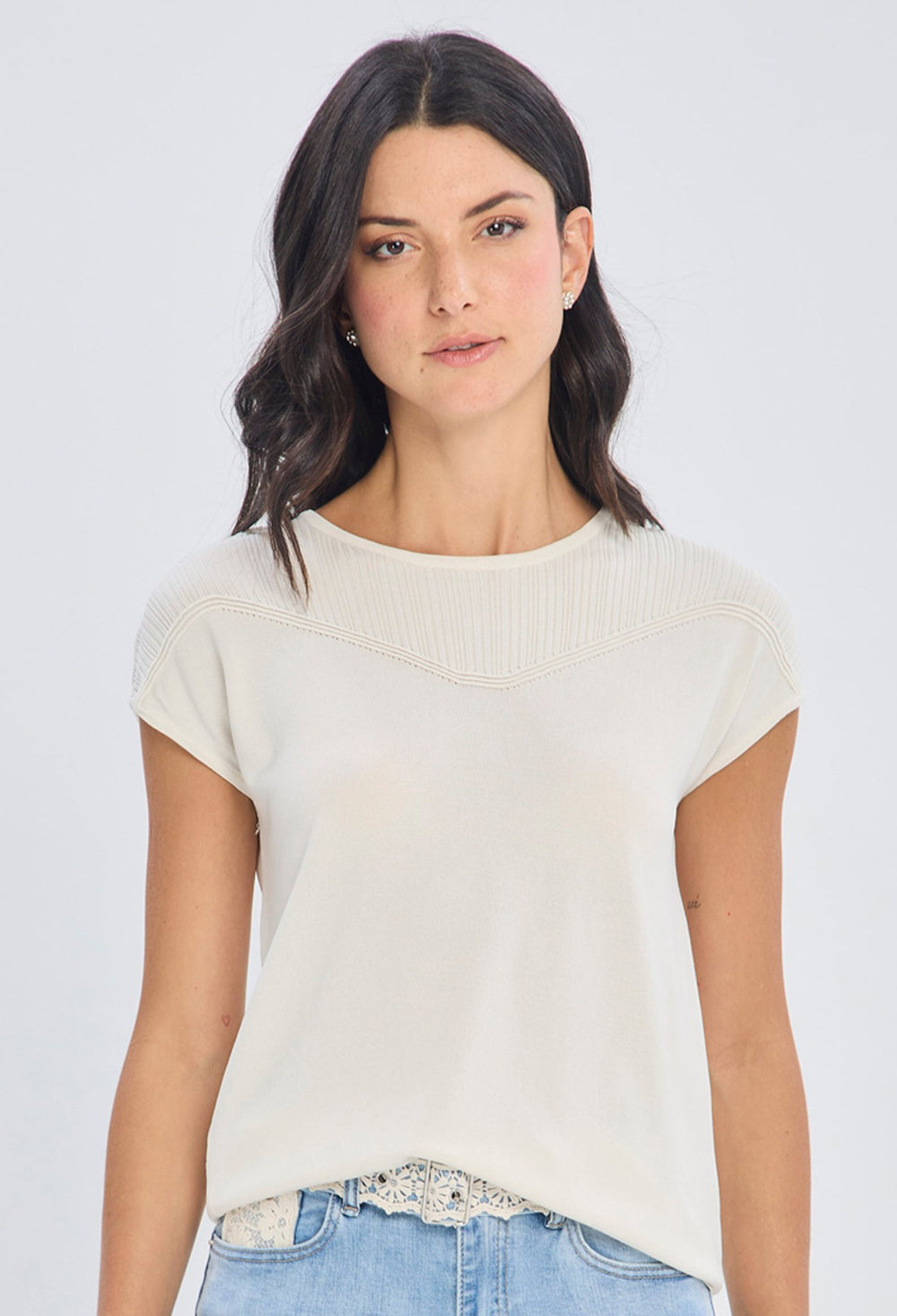 Blusa beige con tejido acanalado en escote y detalle de encaje en el bajo con manga casquillo