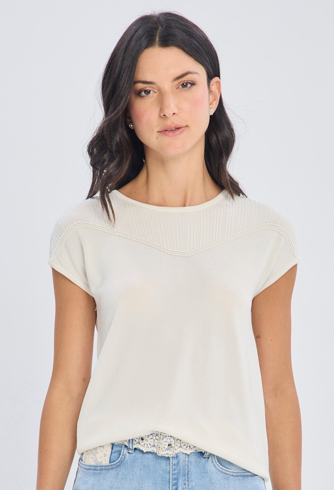 Blusa beige con tejido acanalado en escote y detalle de encaje en el bajo con manga casquillo