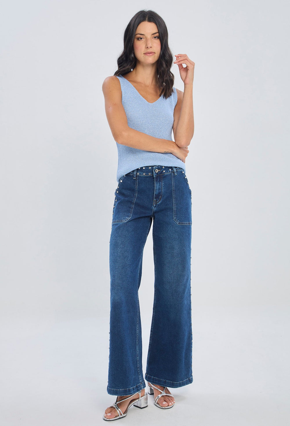 Jean wide leg oscuro de tiro alto con taches metálicos en bolsillos y laterales