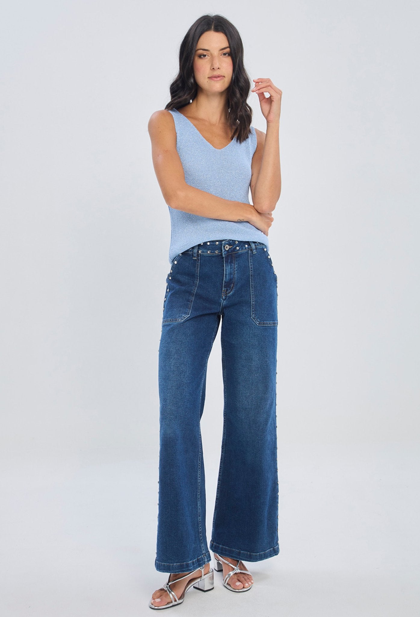 Jean wide leg oscuro de tiro alto con taches metálicos en bolsillos y laterales