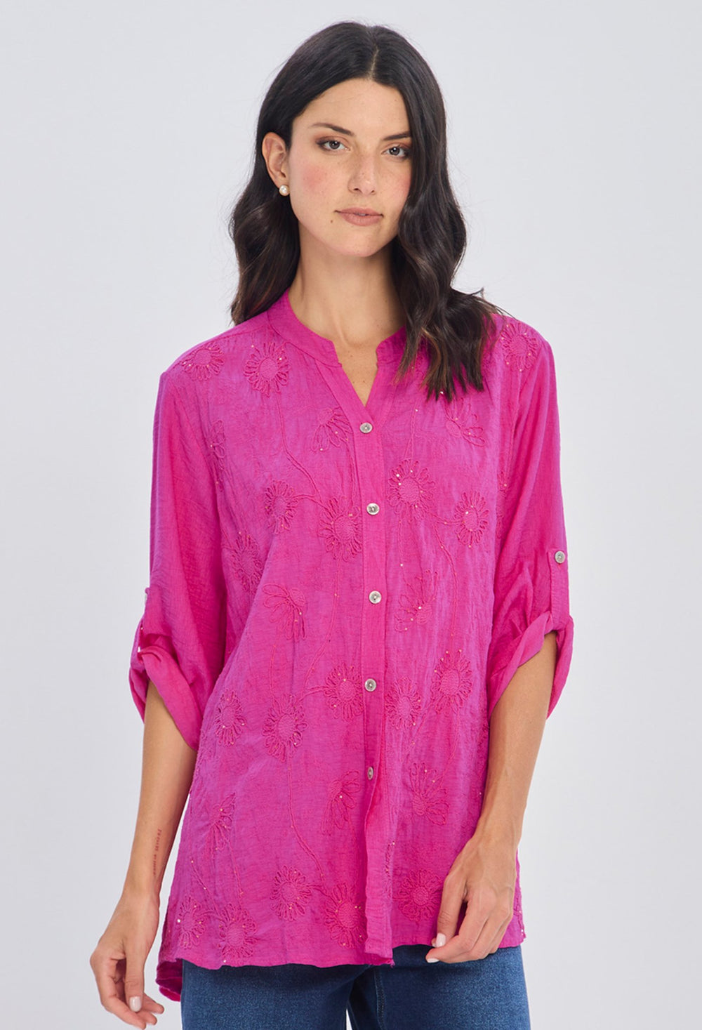 Blusa fucsia con bordado floral en relieve en poliéster con cuello mao y mangas tres cuartos