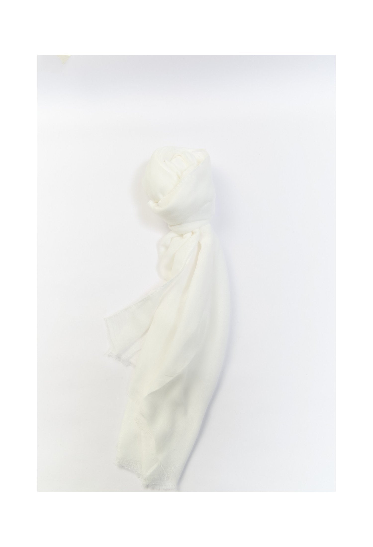 Chalina larga blanca de textura liviana