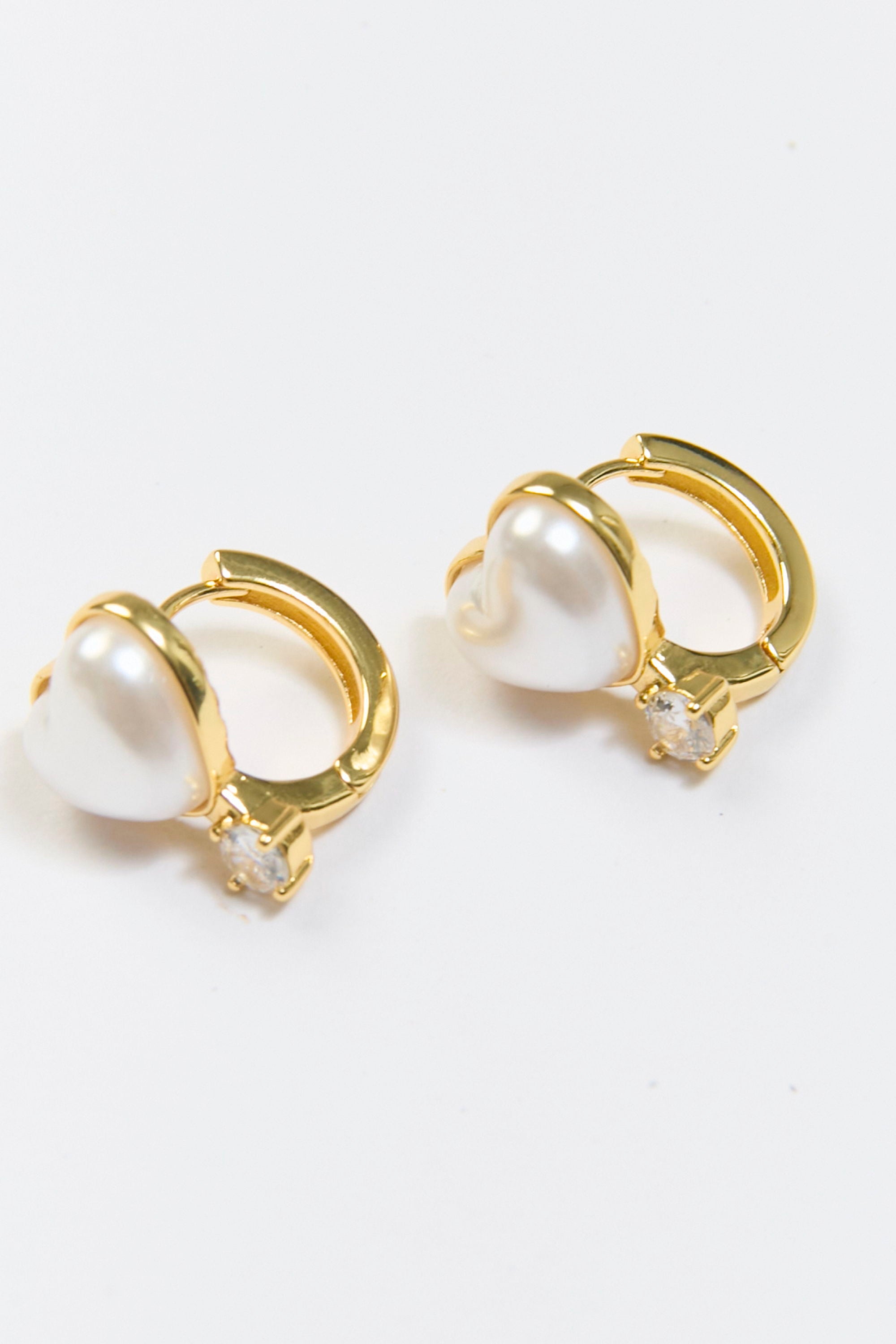 Aretes Colgantes Corazón Perla CZ Perlado BYBLA