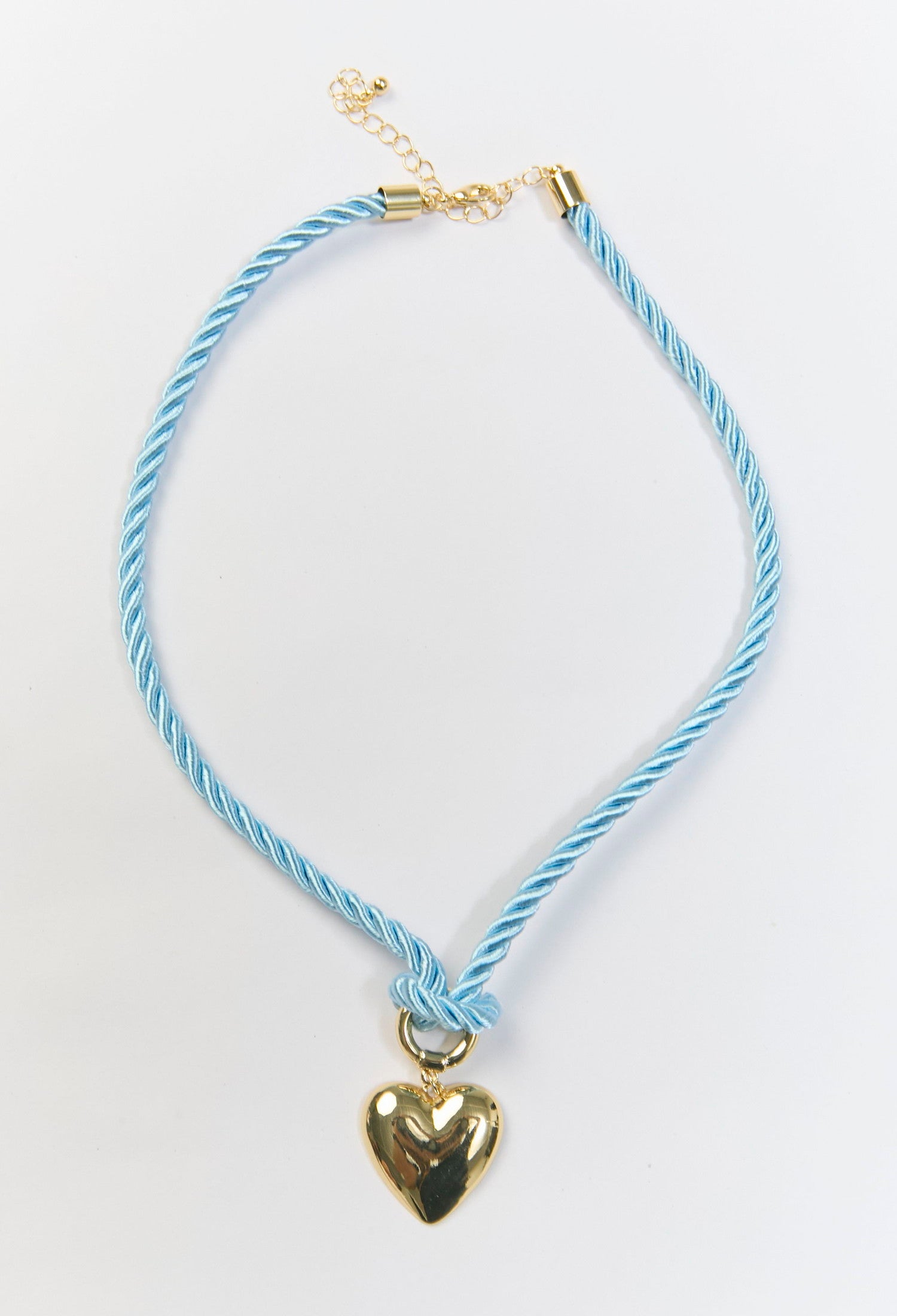 Set collar y aretes con dije de corazon dorado sobre cuerda trenzada