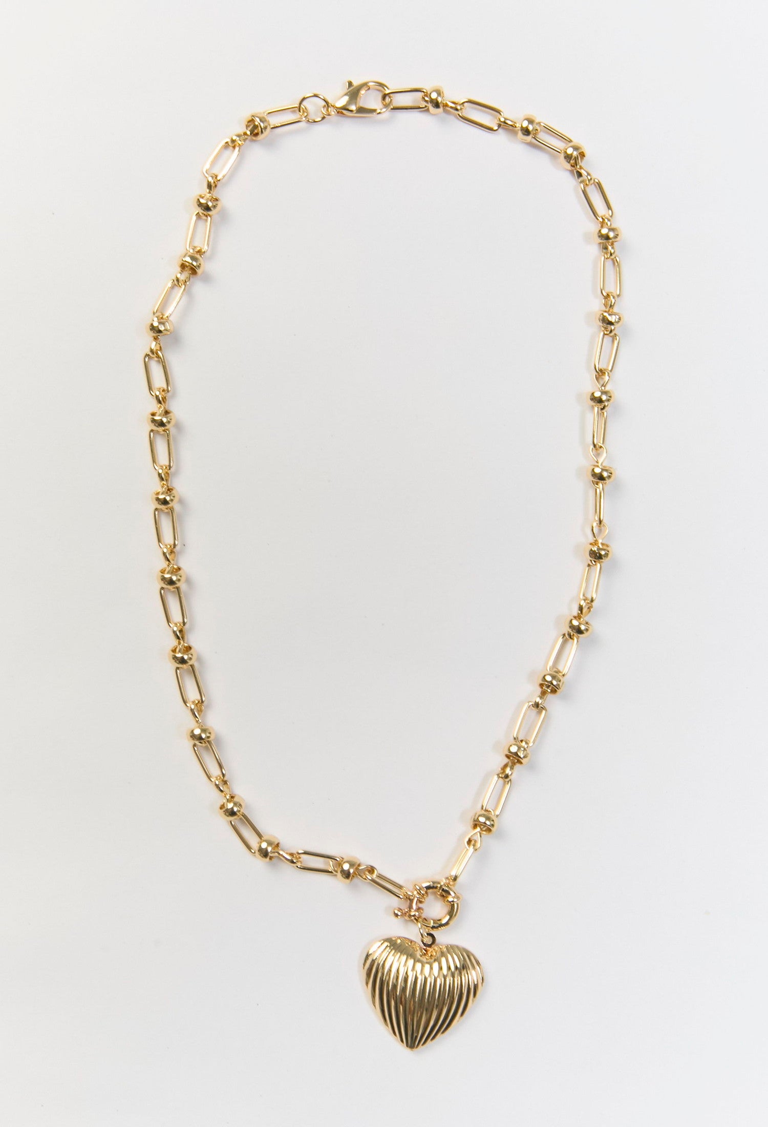 Collar dorado minimalista con dije metálico en forma de corazon