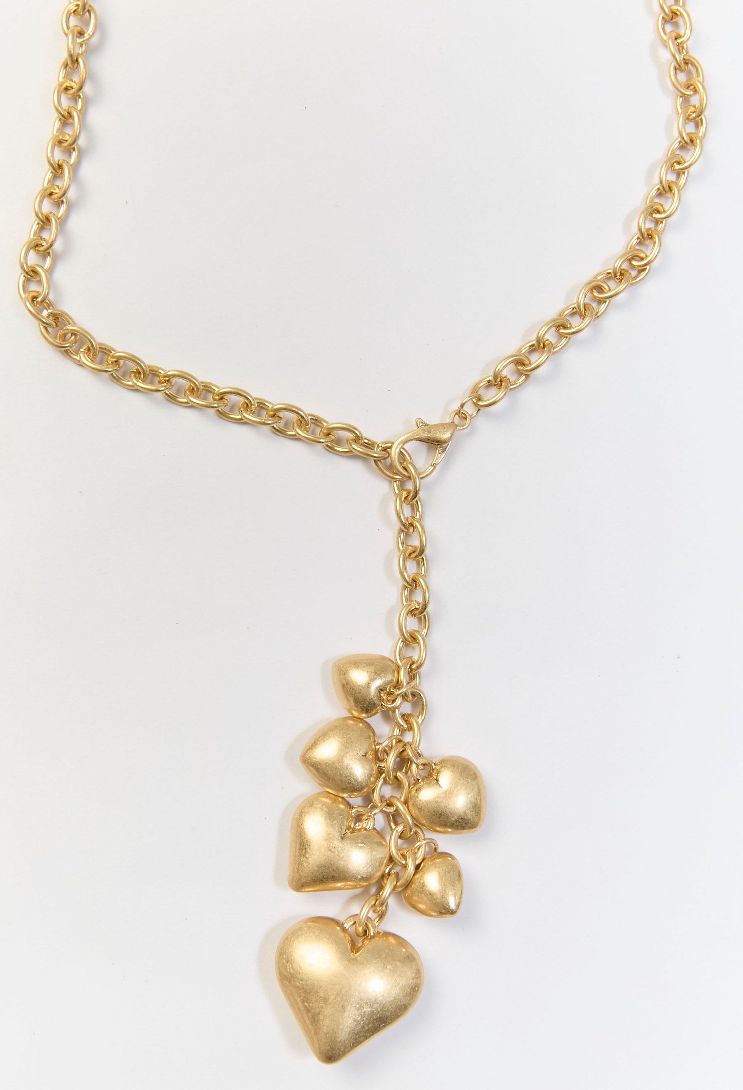 Collar dorado con dije metálico de corazon inflado escultorico - vista 3