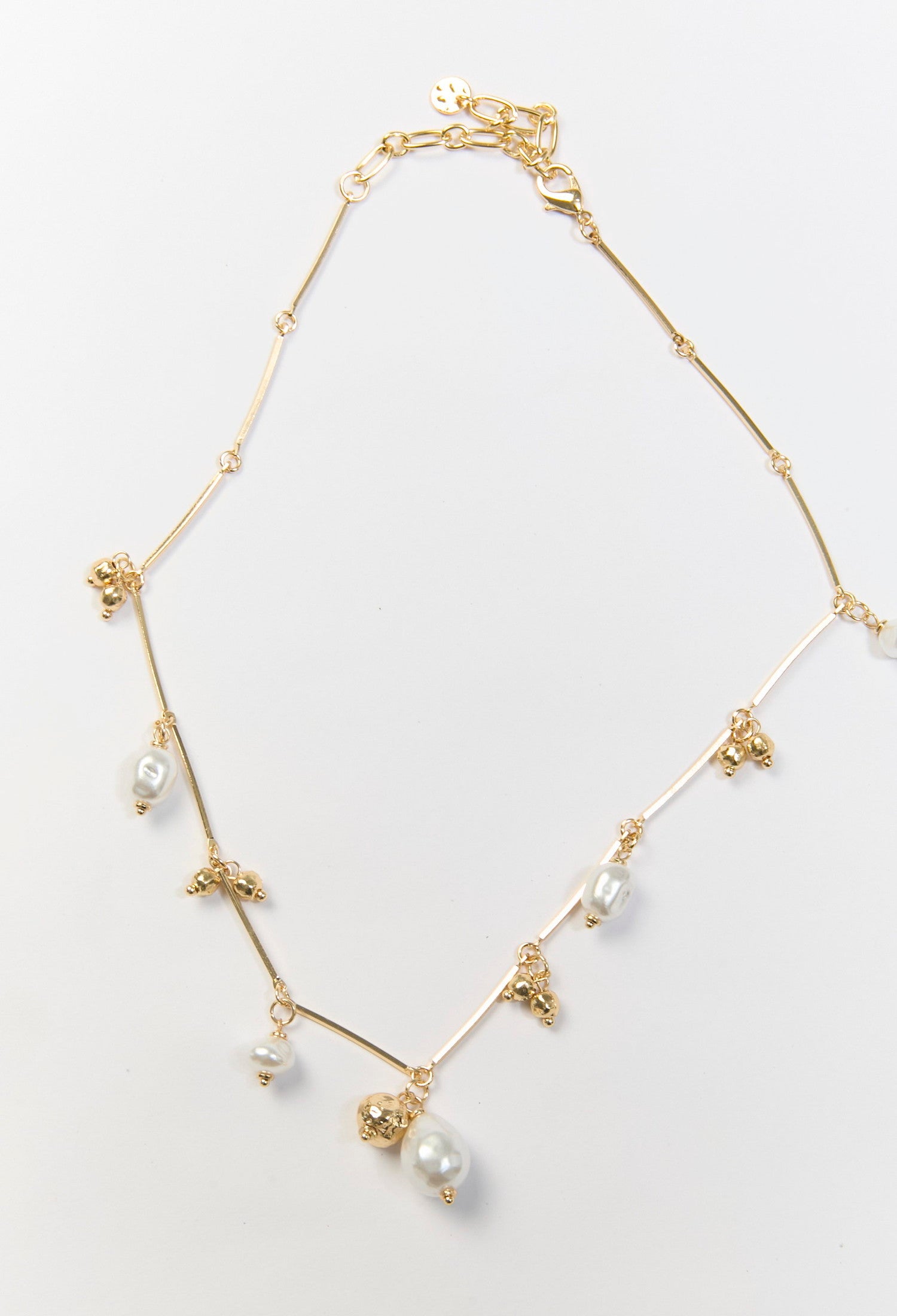 Collar dorado con multiples dijes y perla sintetica central - vista 2