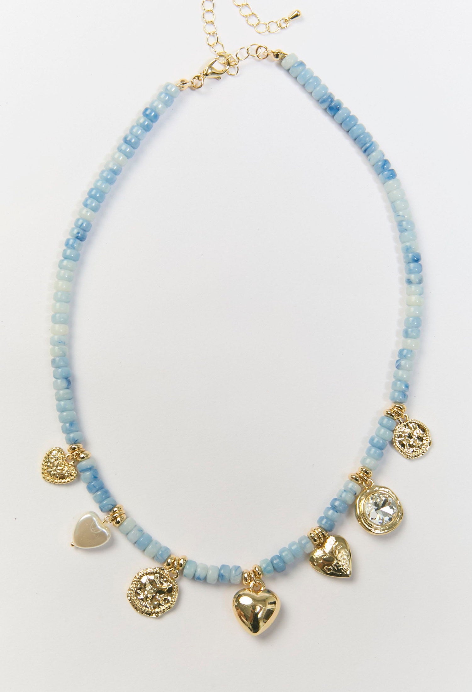 Collar de cuentas en tono azul con multiples dijes de corazon - vista 2