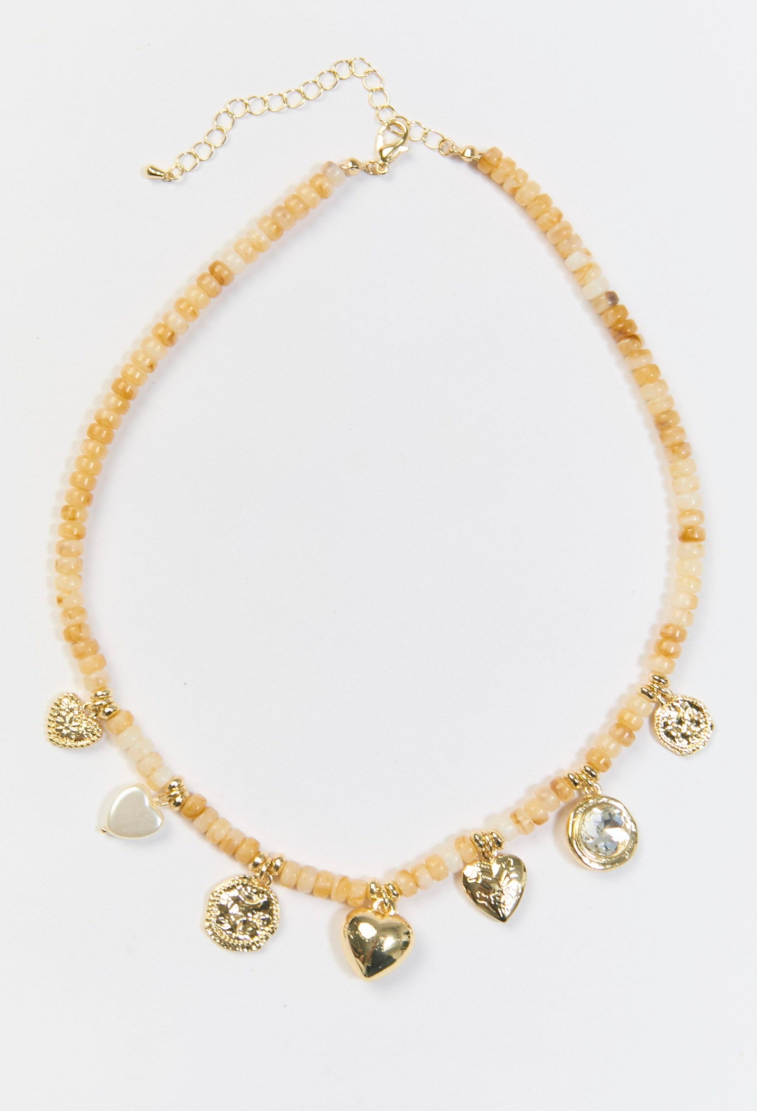 Collar de cuentas en tono beige con multiples dijes de corazon