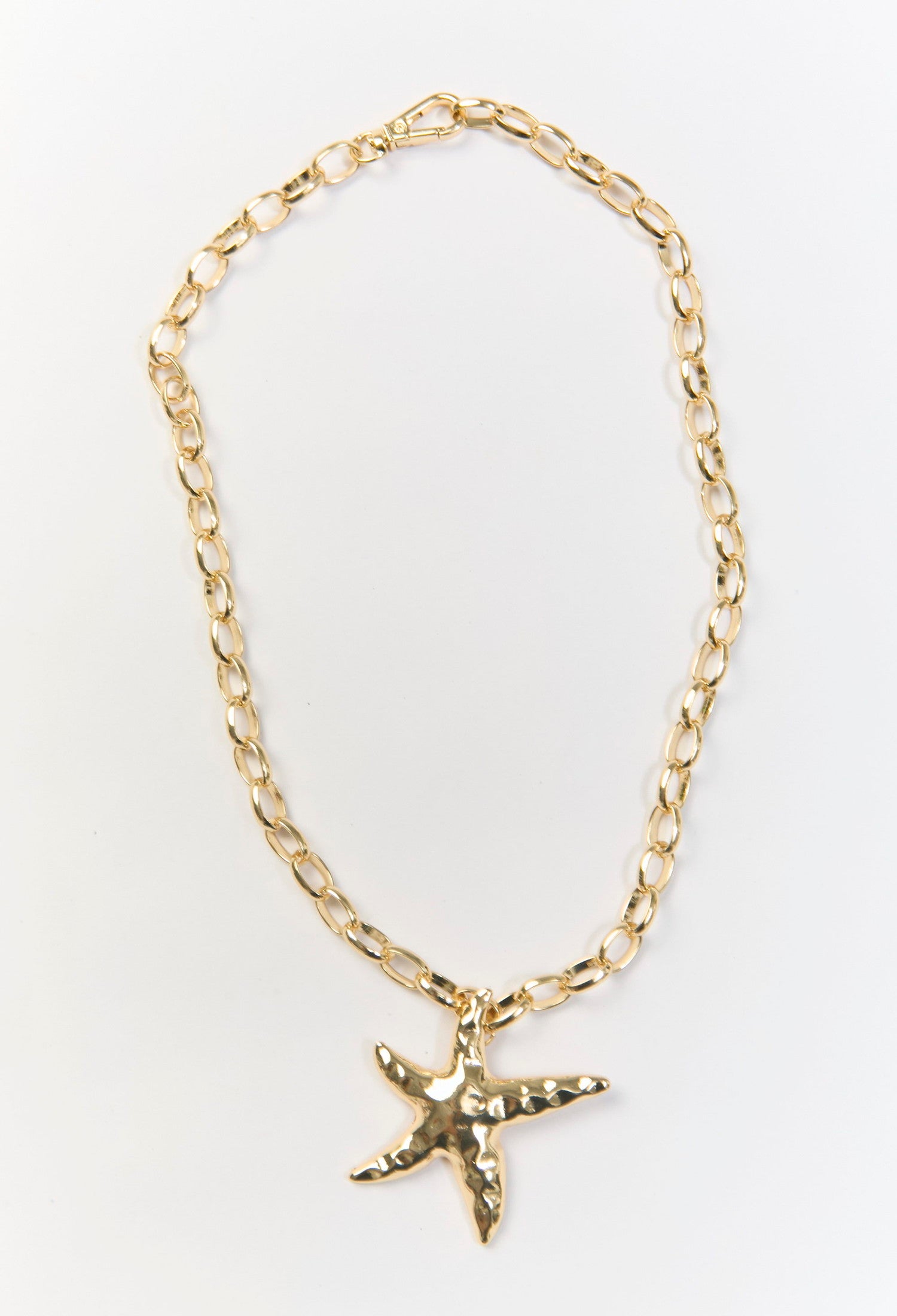 Collar dorado minimalista con un dije de estrella de mar metálica