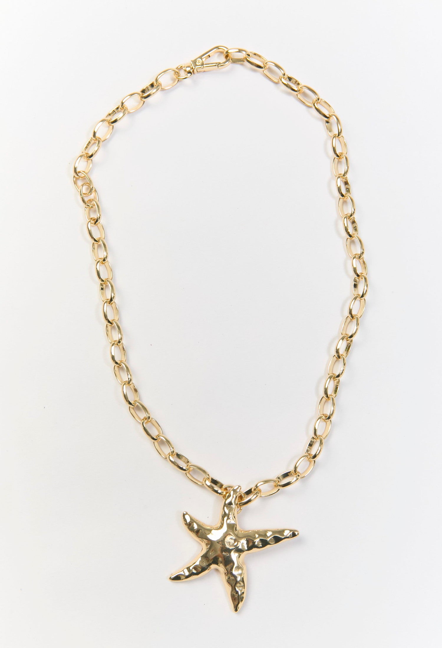 Collar dorado minimalista con un dije de estrella de mar metálica - vista 2