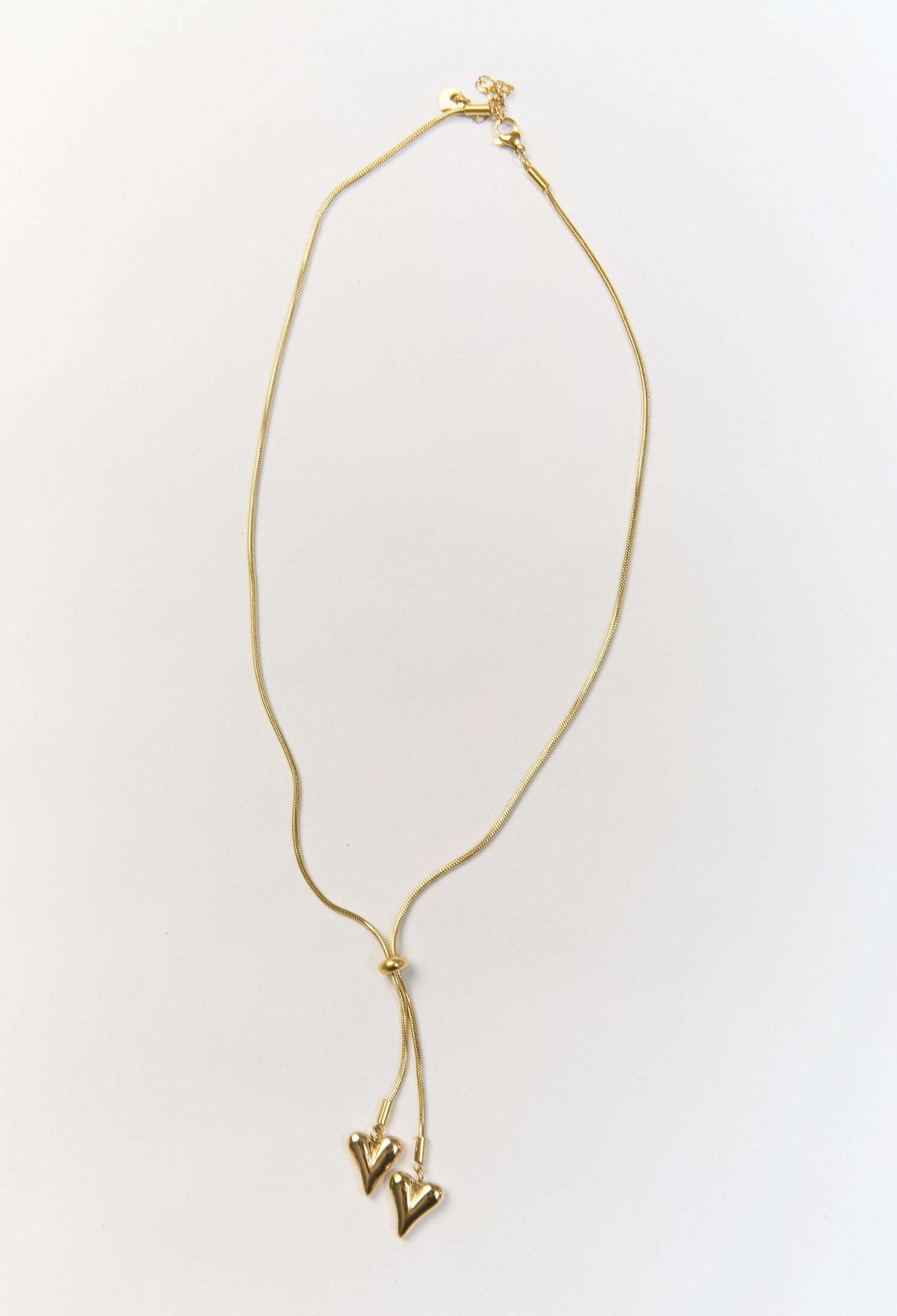 Collar dorado minimalista con dije de corazon grabado