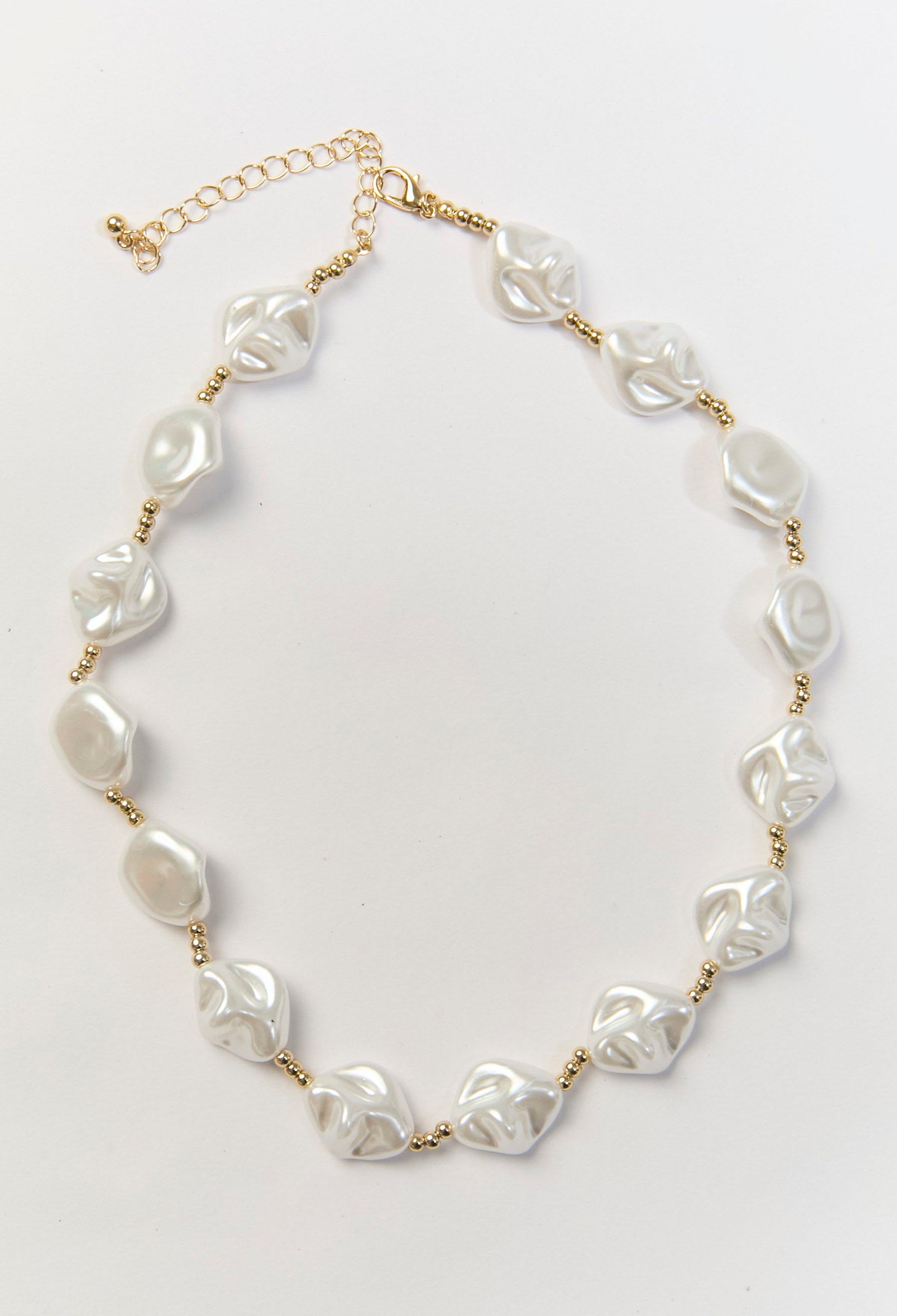 Collar de cuentas de perla sintetica blanca con cierre dorado