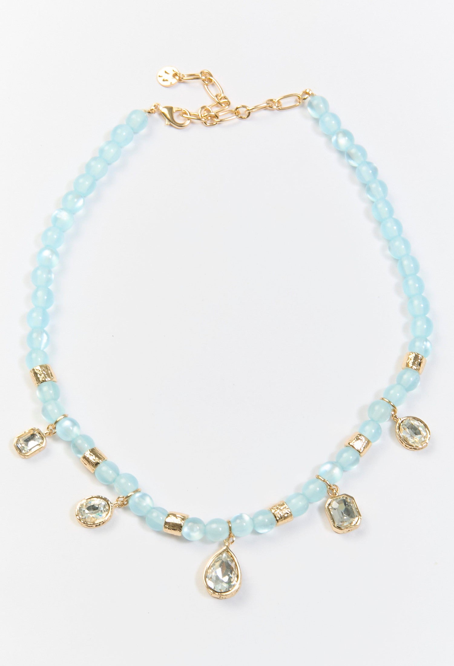 Collar azul con cuentas de cristal decorativo y multiples dijes