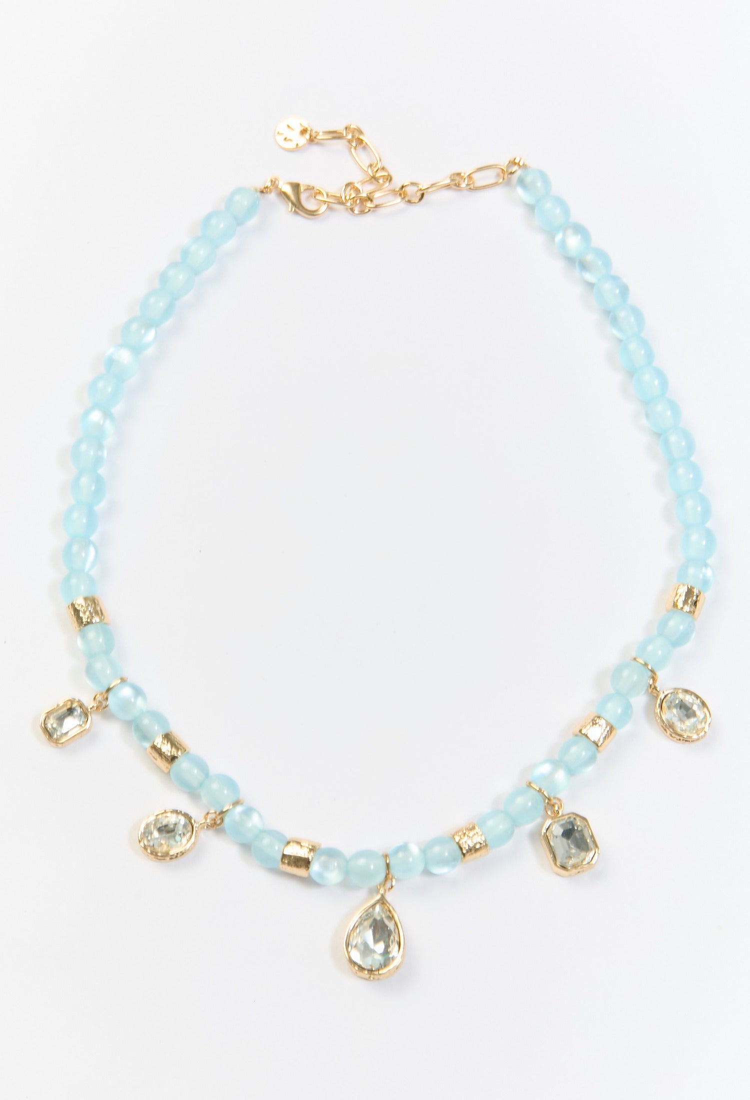 Collar azul con cuentas de cristal decorativo y multiples dijes - vista 2