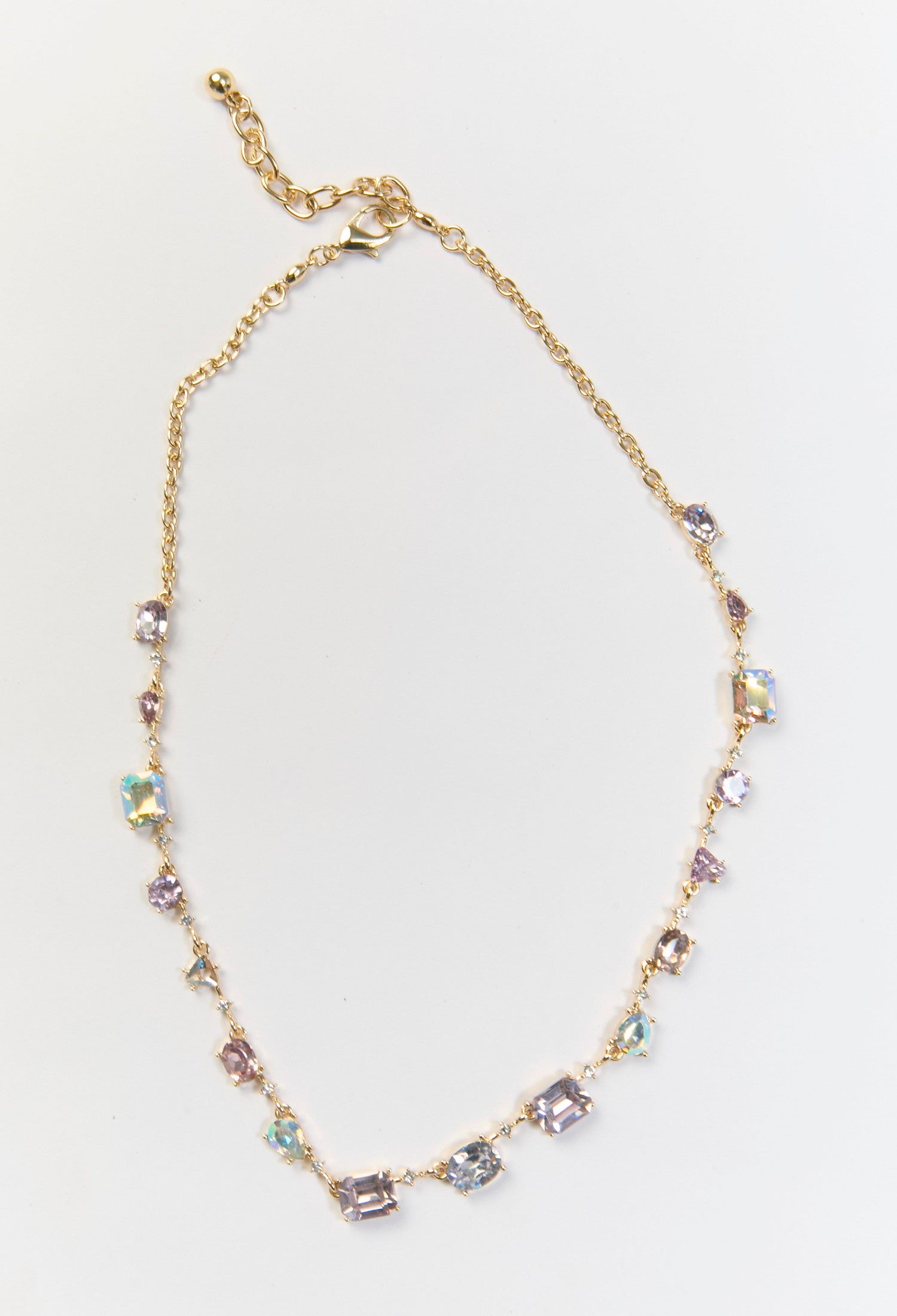 Collar dorado con cristales decorativos en multiples formas y cortes