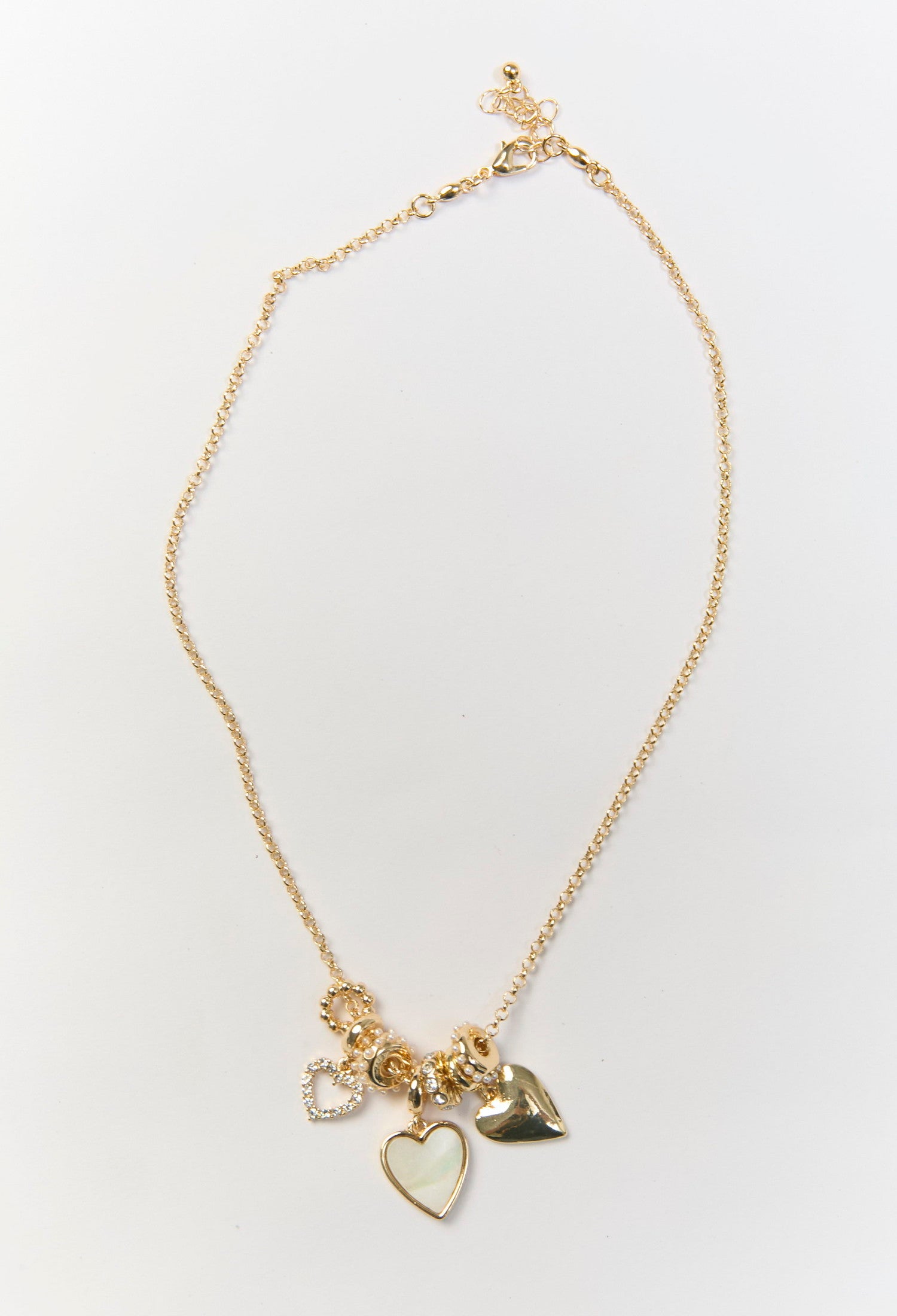 Collar dorado con multiples dijes de corazon metálicos de distintos tamaños