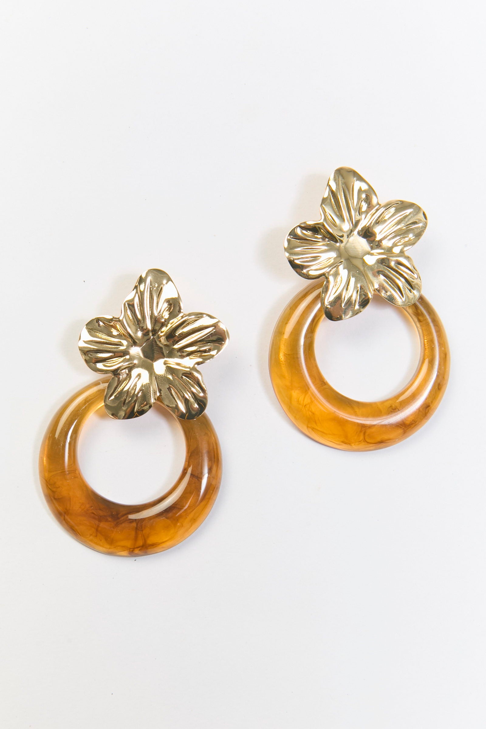 Aretes Aldaba Hibisco Mármol Café BYBLA
