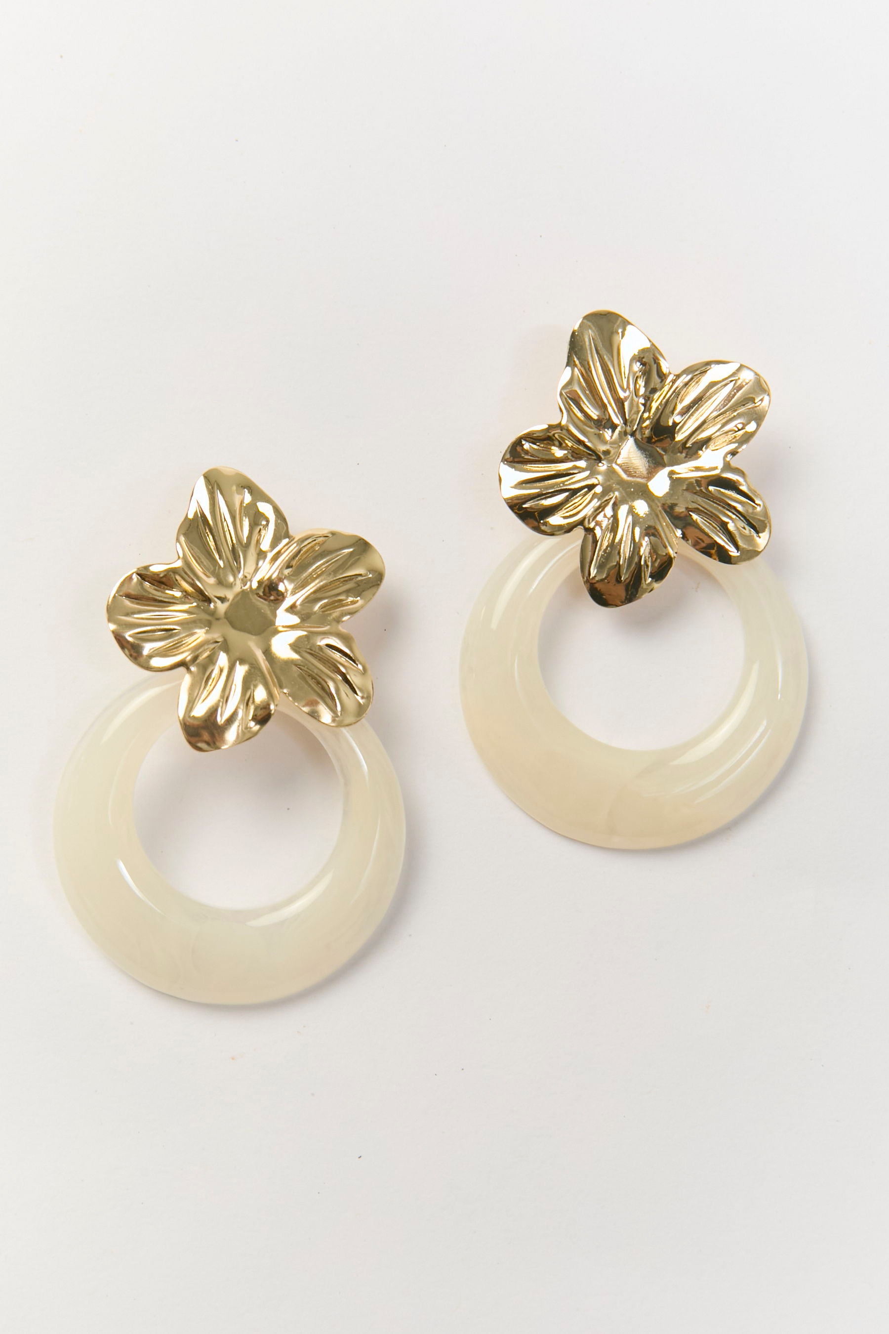 Aretes Aldaba Hibisco Mármol Gris BYBLA