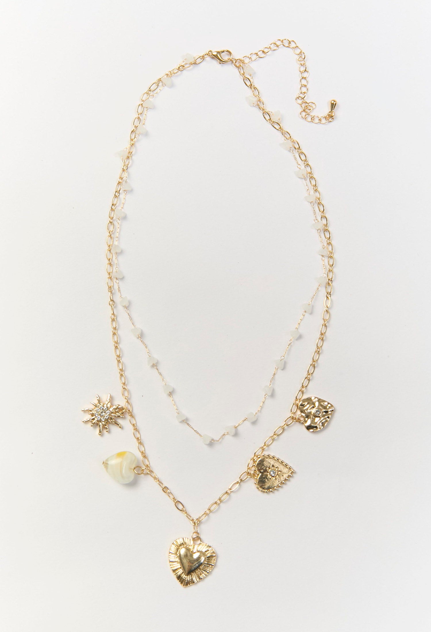 Collar dorado multicapas con cuentas metálicas y dije central de corazon