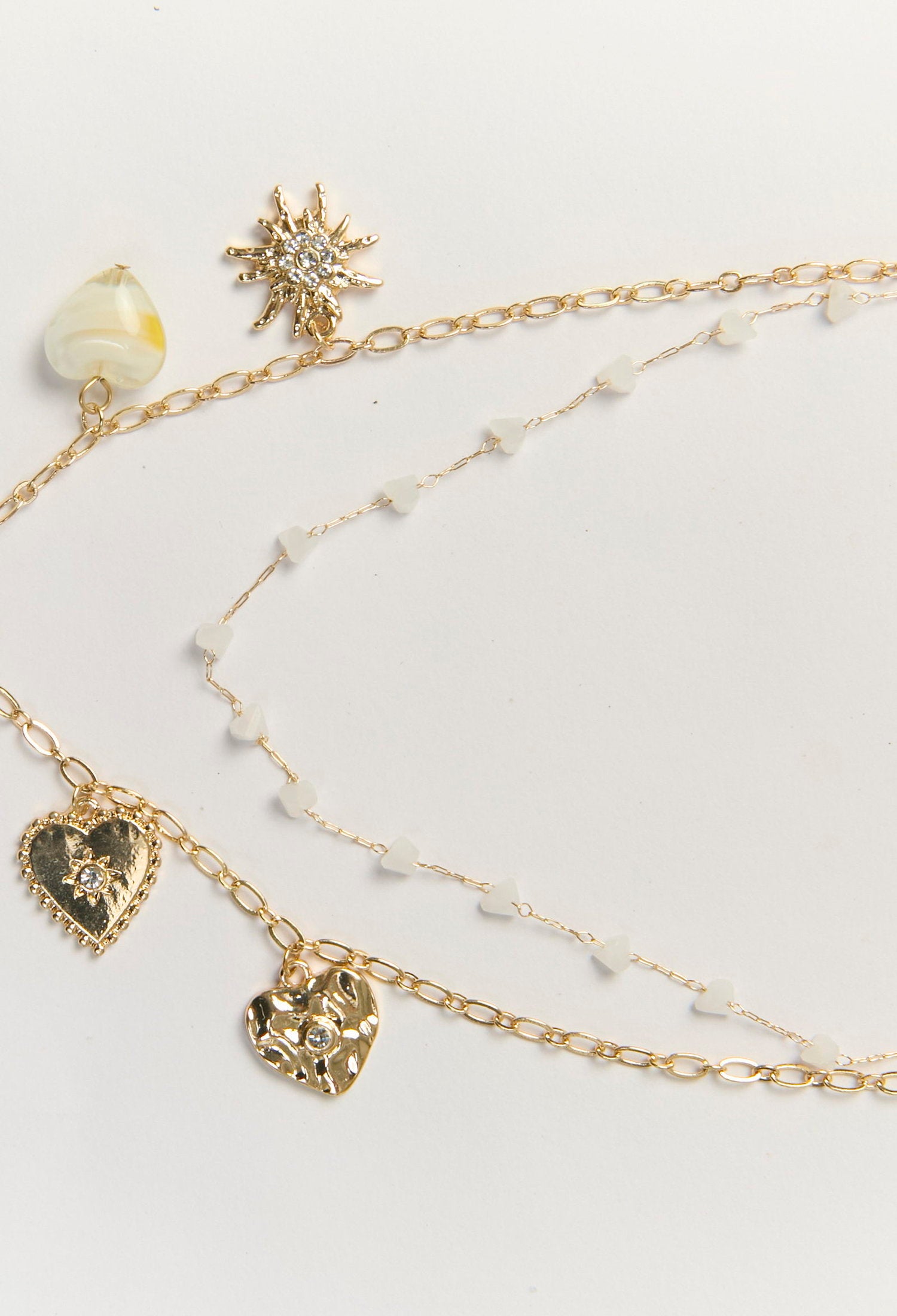 Collar dorado multicapas con cuentas metálicas y dije central de corazon - vista 3