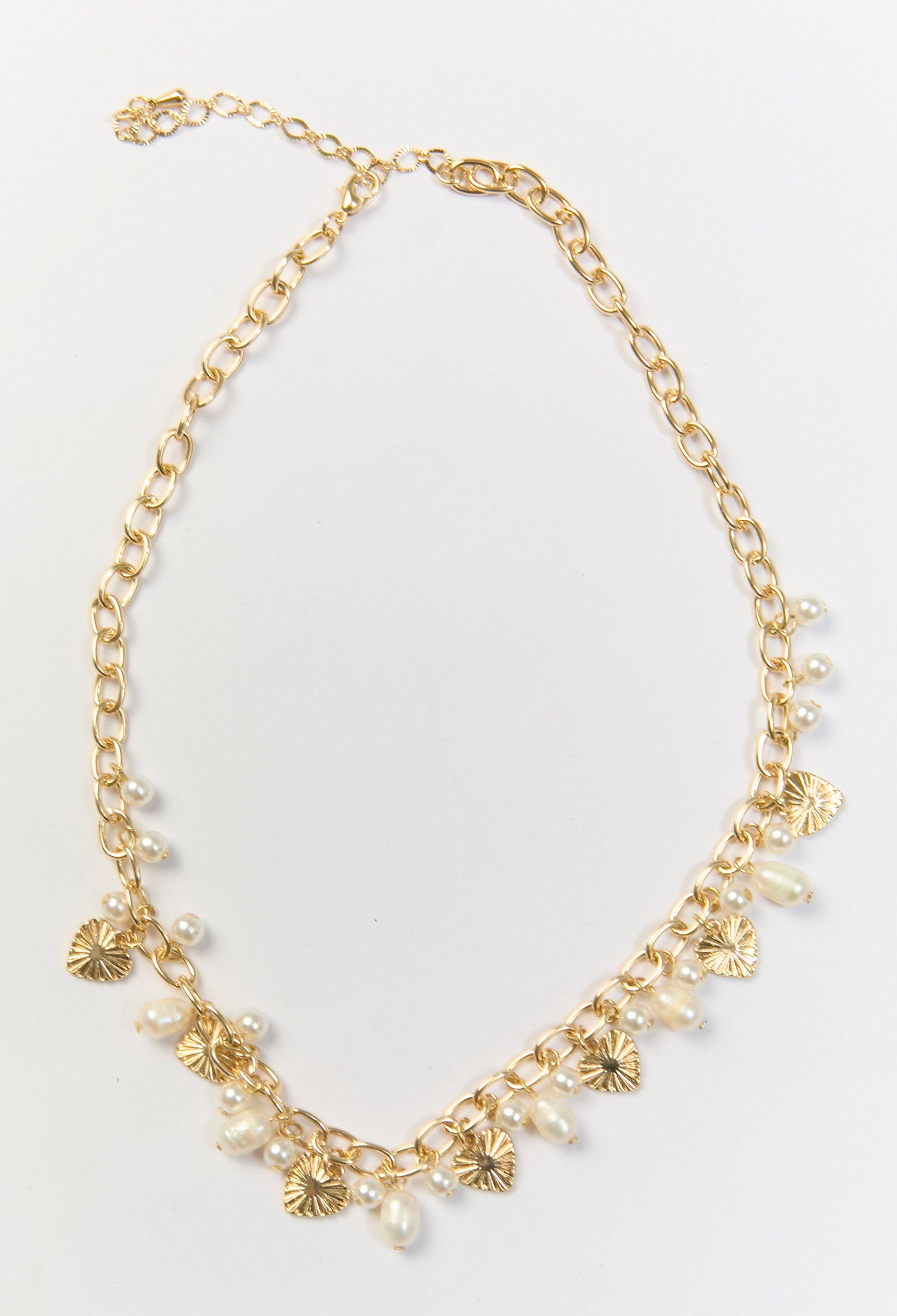 Collar dorado tipo estaciones con perlas sinteticas y dije de corazon delicado