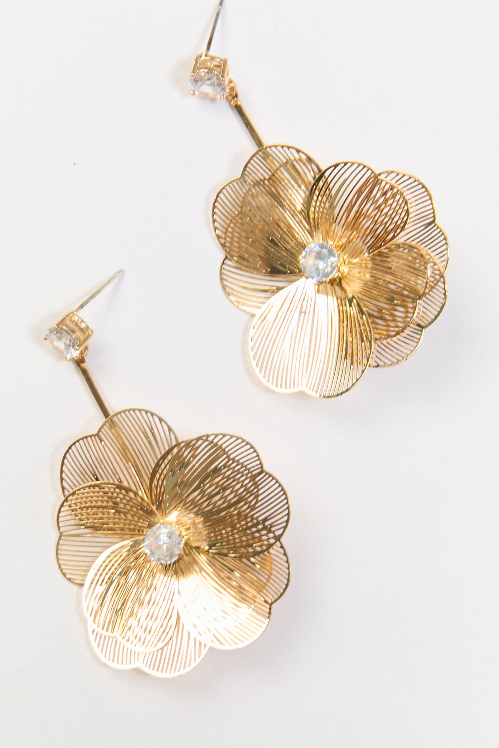 Aretes Colgantes Flor Metálica Dorados BYBLA