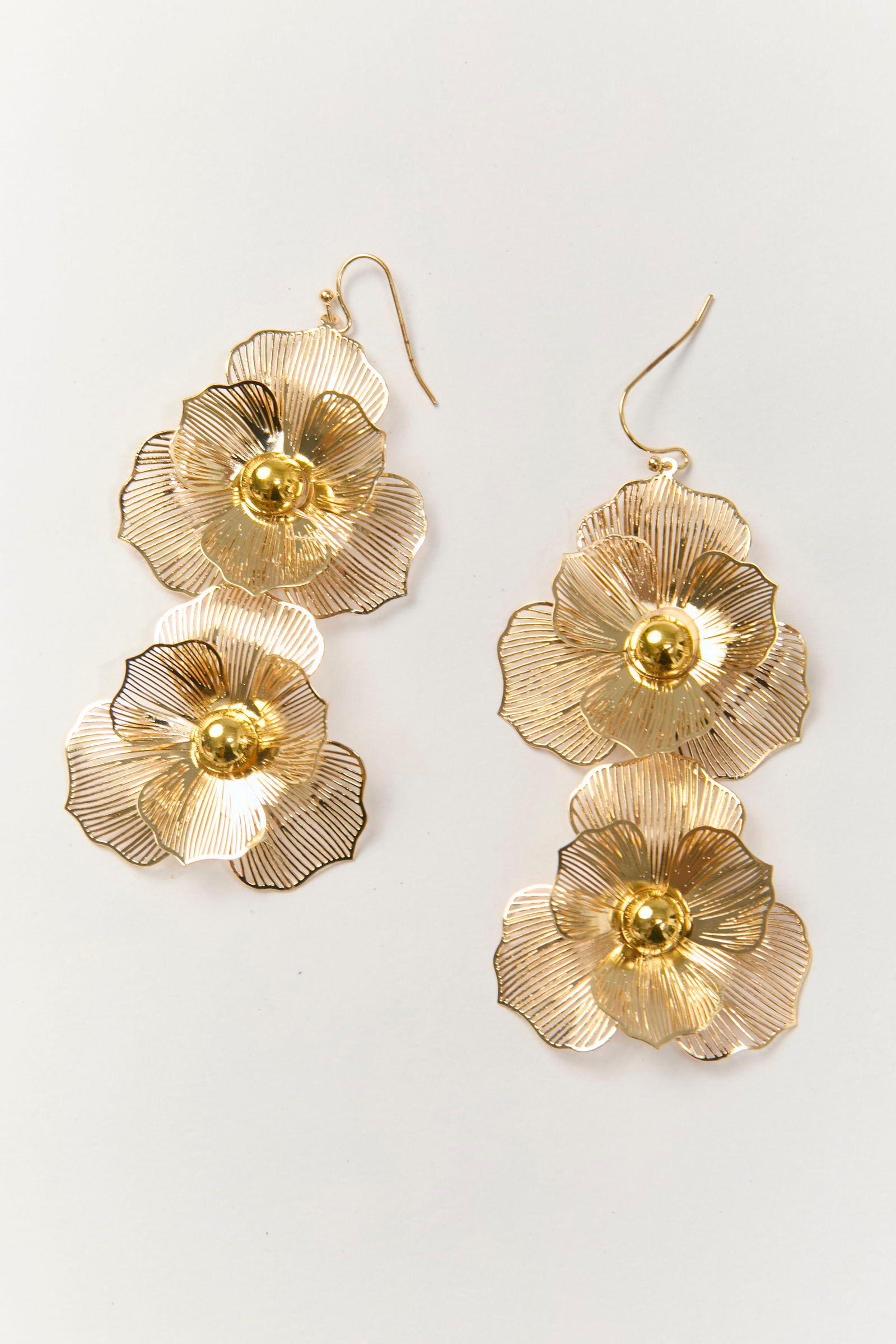 Aretes Colgantes Flor Dorados BYBLA