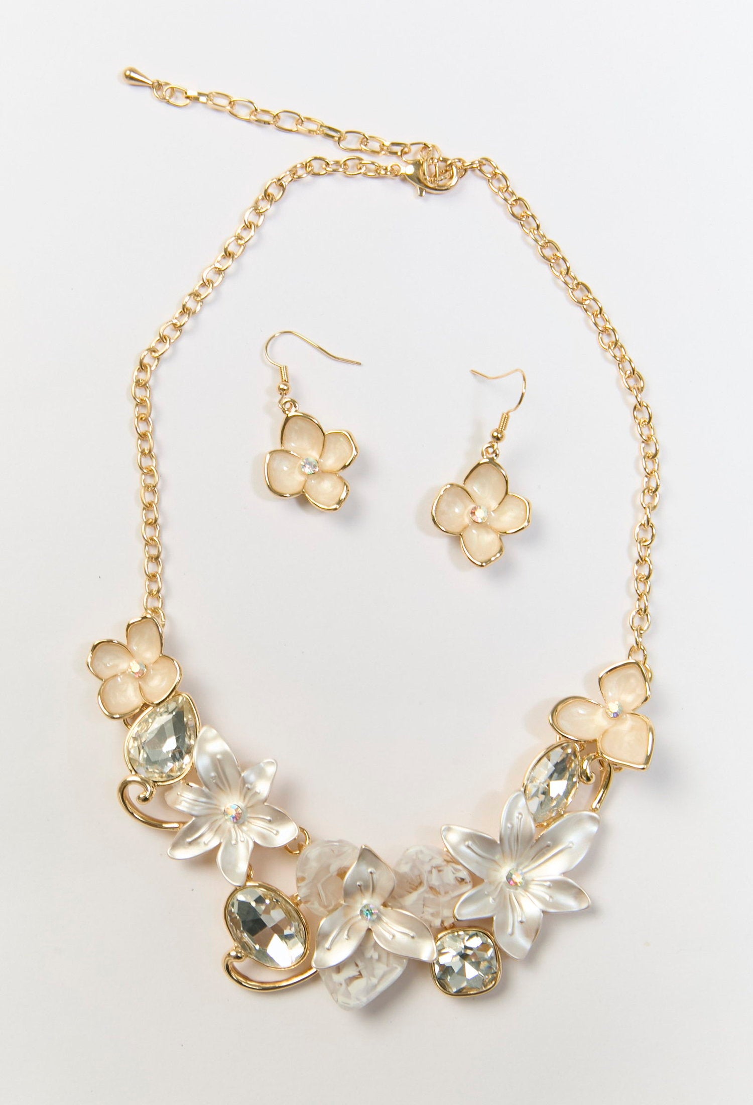 Set de collar y aretes blanco con eslabones de flor y cristales decorativos