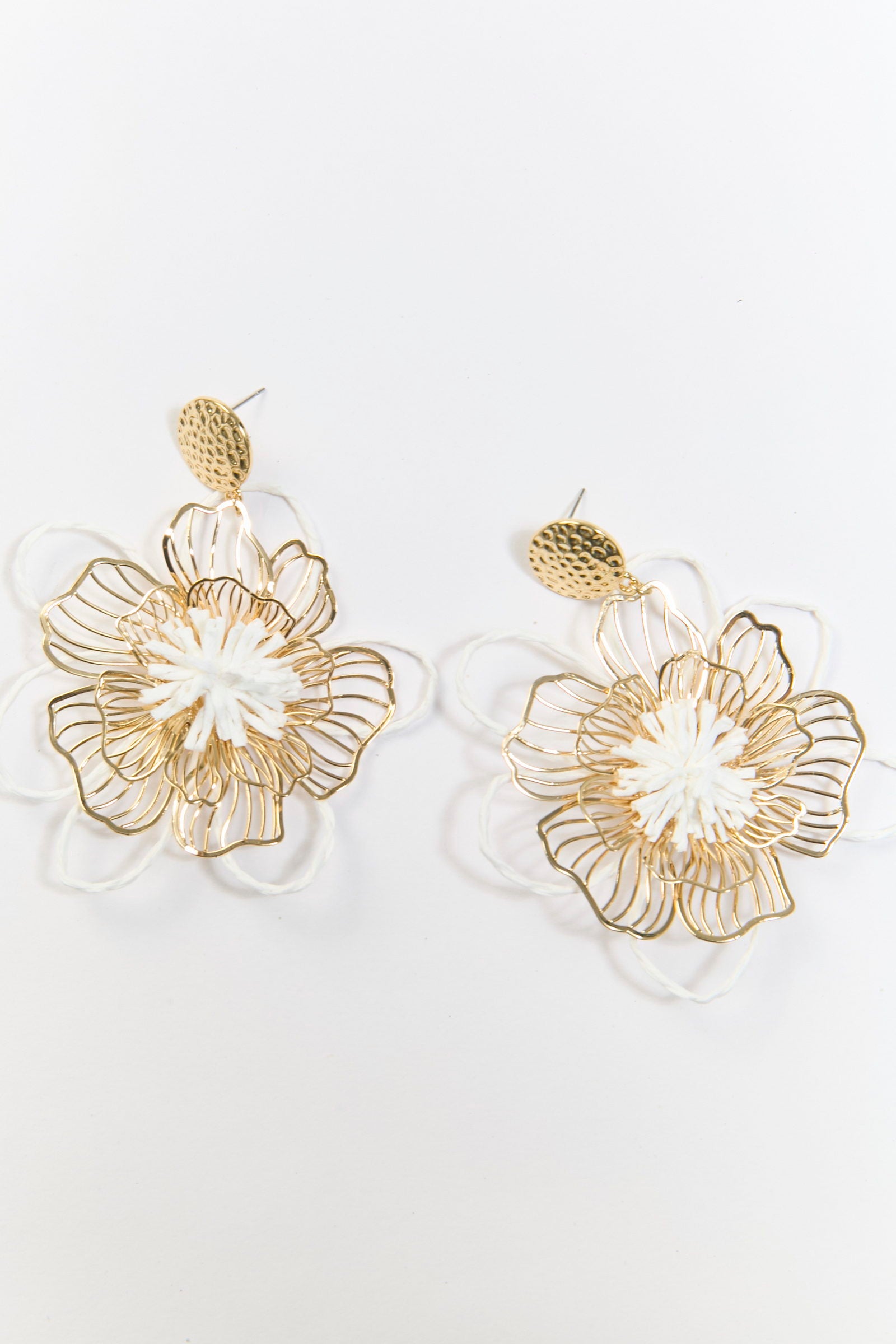 Aretes colgantes flor metálica dorados BYBLA