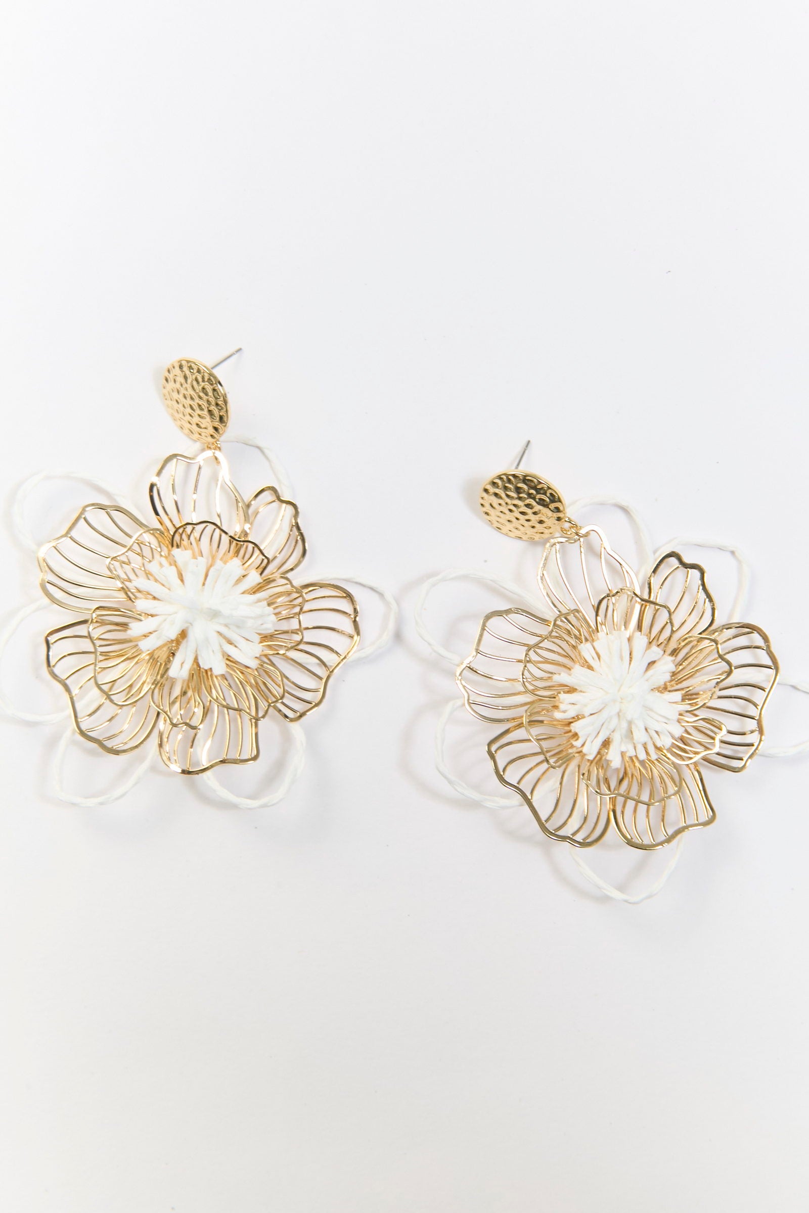 Aretes colgantes flor metálica dorados BYBLA - vista 2