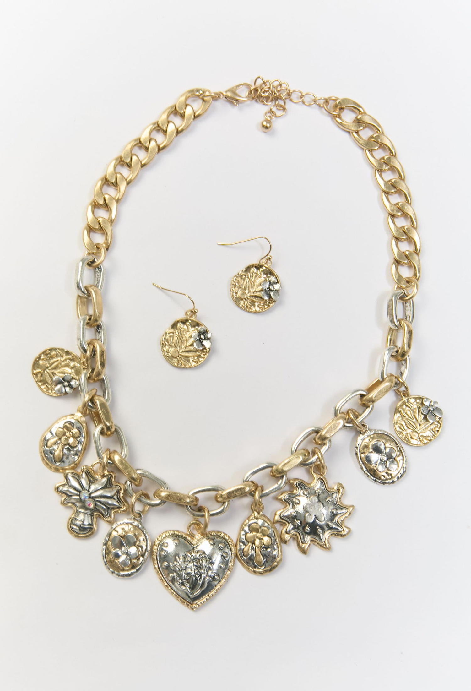 Collar con multiples dijes metálicos en dos tonos dorado y plateado
