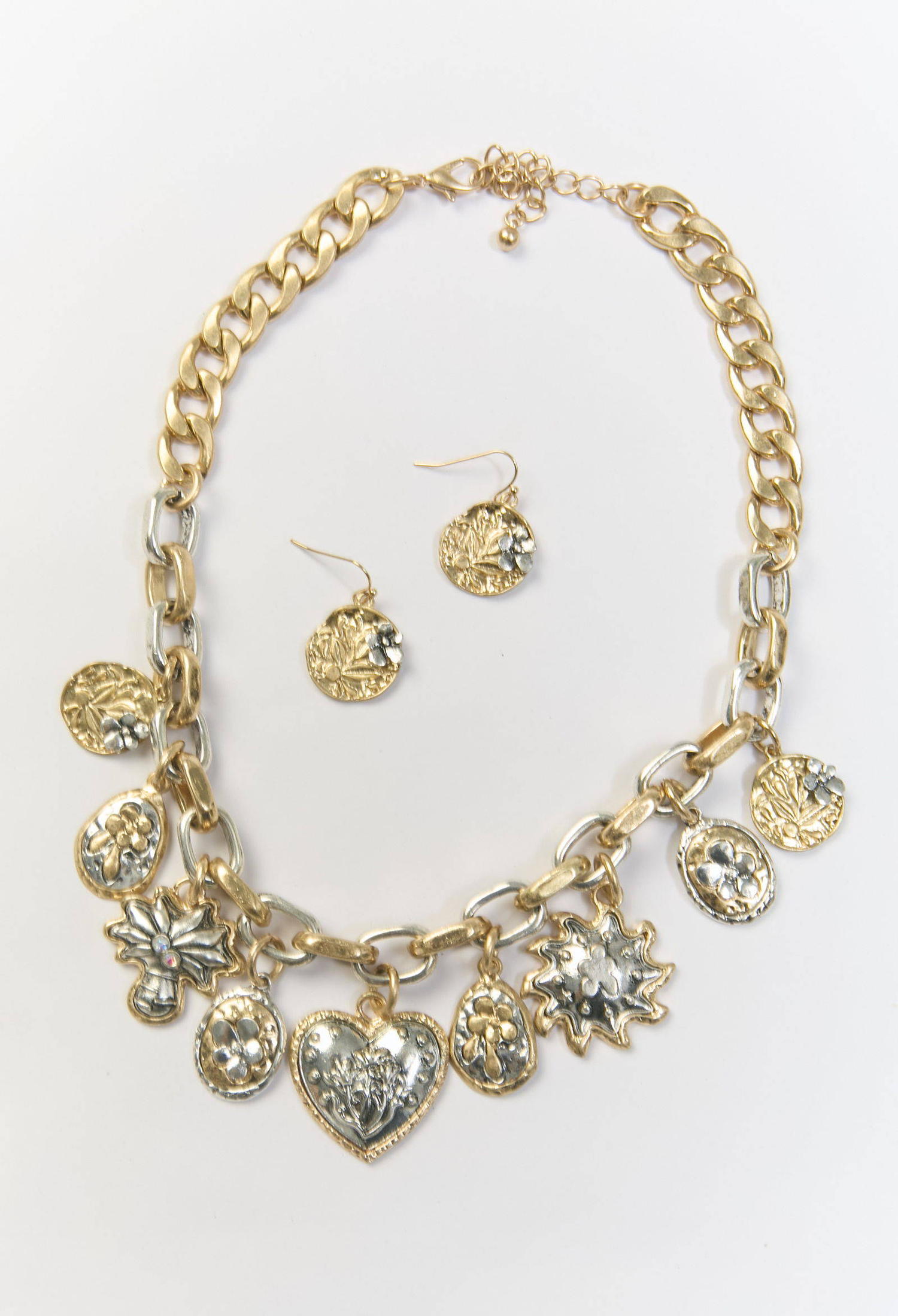 Collar con multiples dijes metálicos en dos tonos dorado y plateado - vista 2