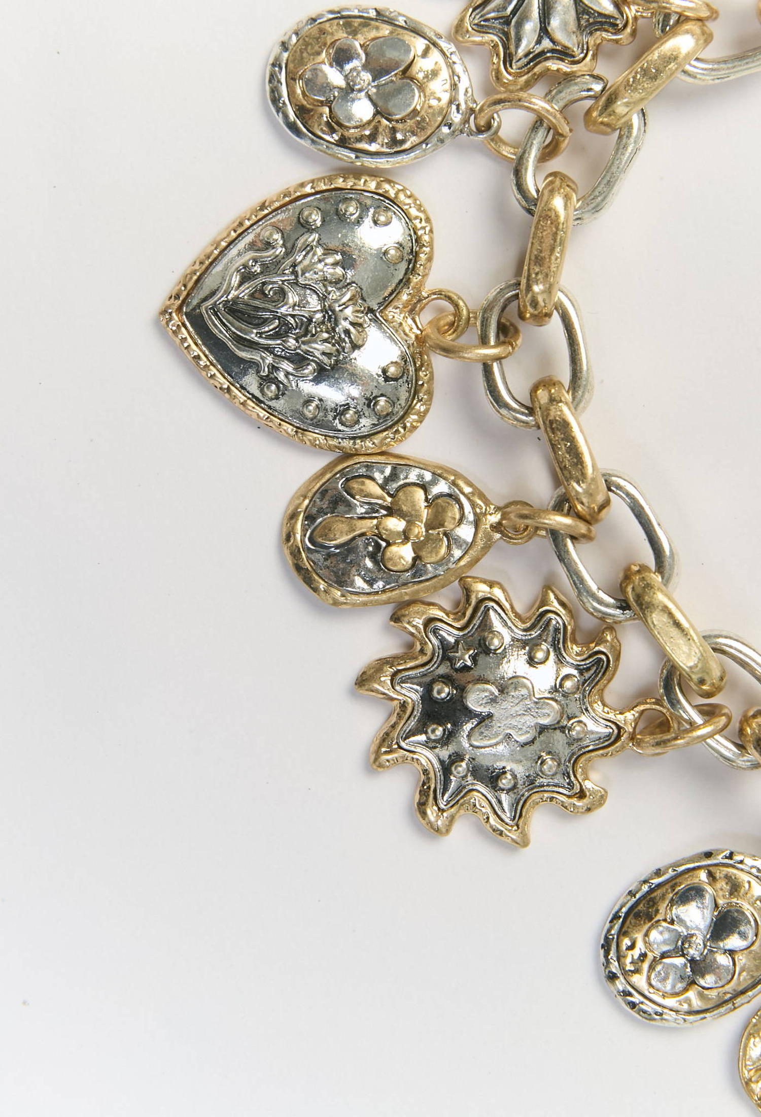 Collar con multiples dijes metálicos en dos tonos dorado y plateado - vista 3