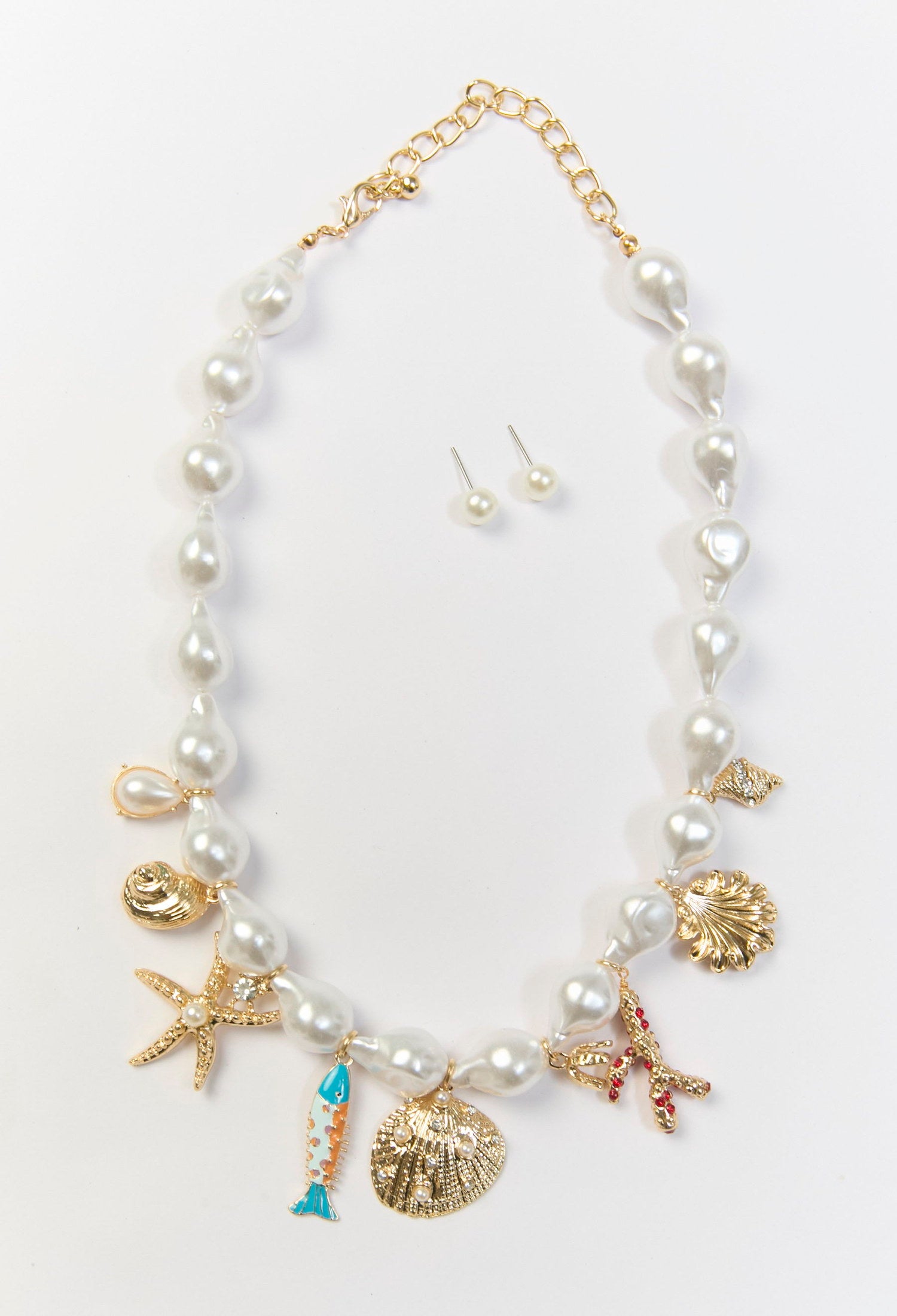 Collar dorado statement con multiples dijes de vida marina y perlas sinteticas