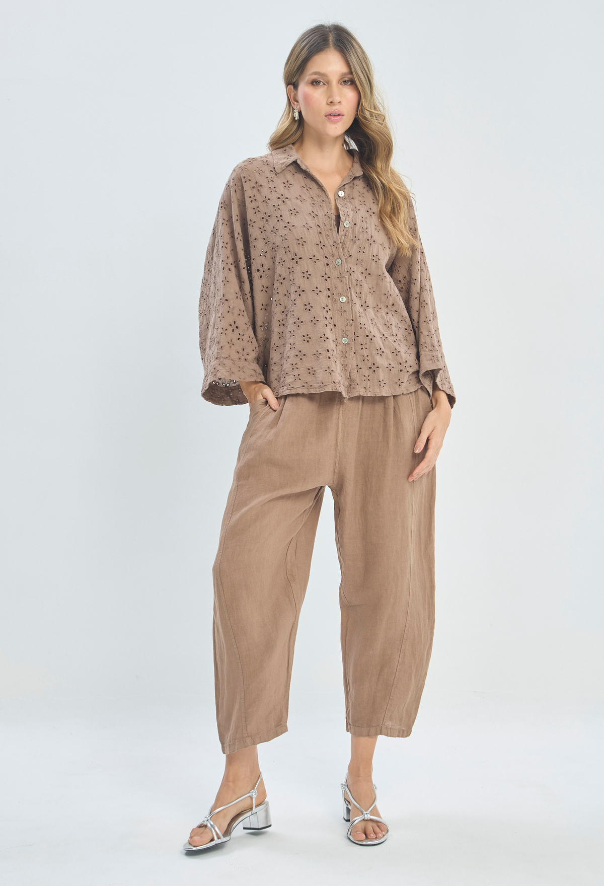 Pantalón Globo Tobillero con Llavero Estrella Café BYBLA