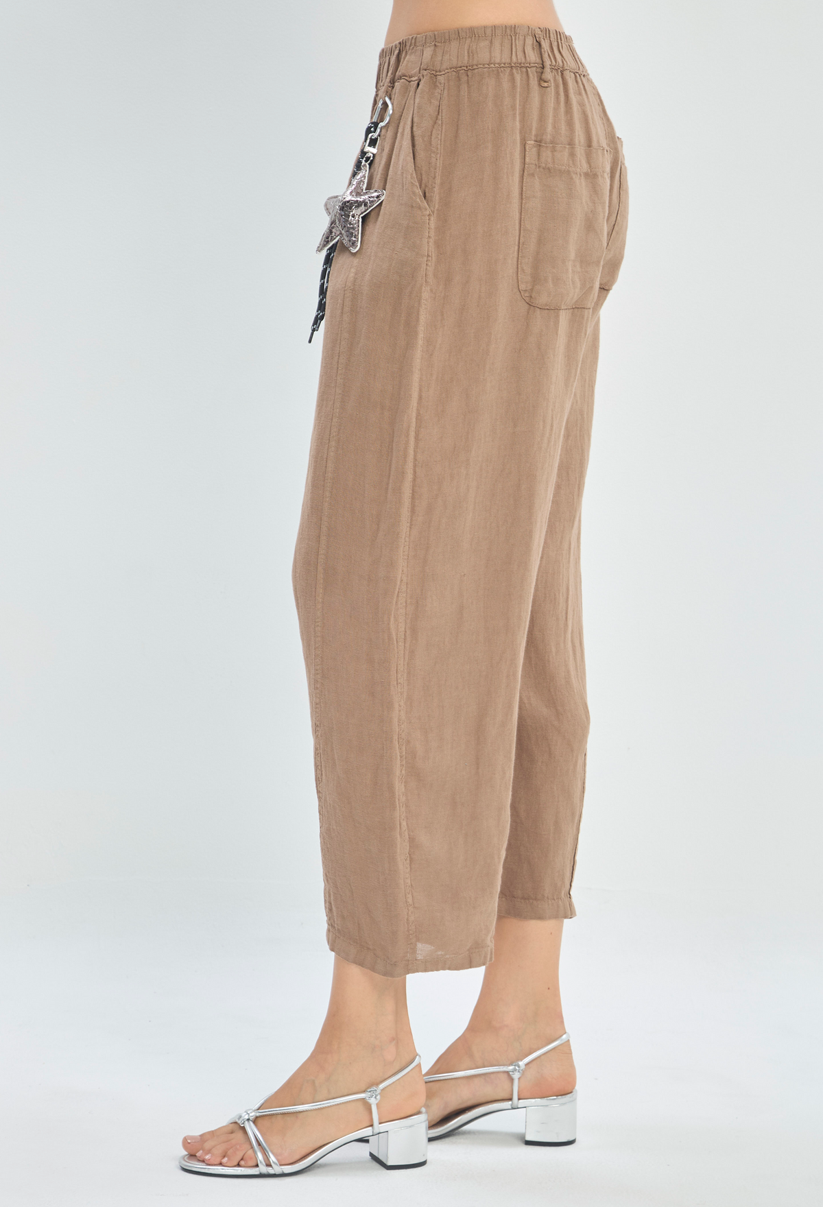 Pantalón Globo Tobillero con Llavero Estrella Café BYBLA - vista 3