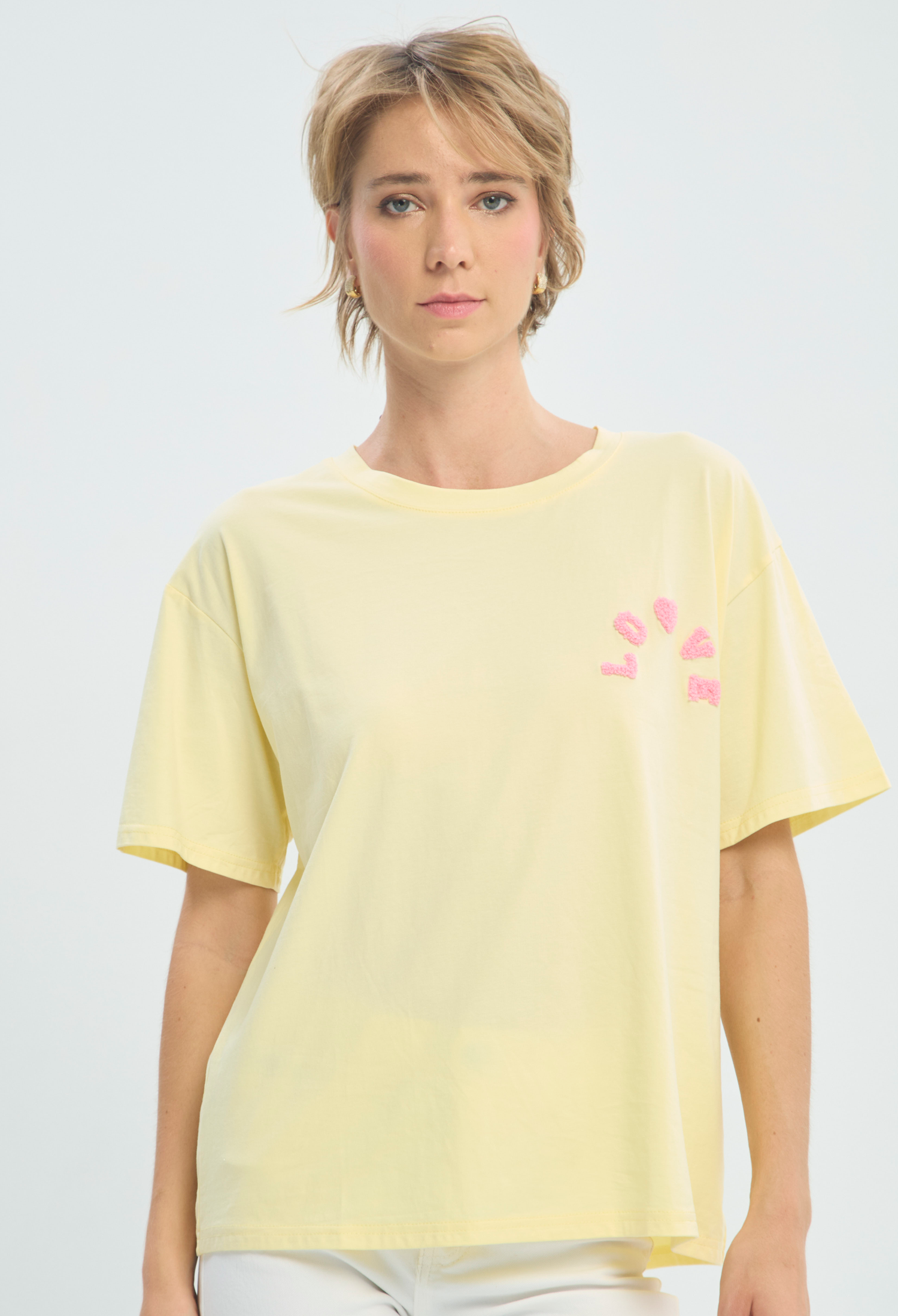 Camiseta Amarilla Bordado Love BYBLA